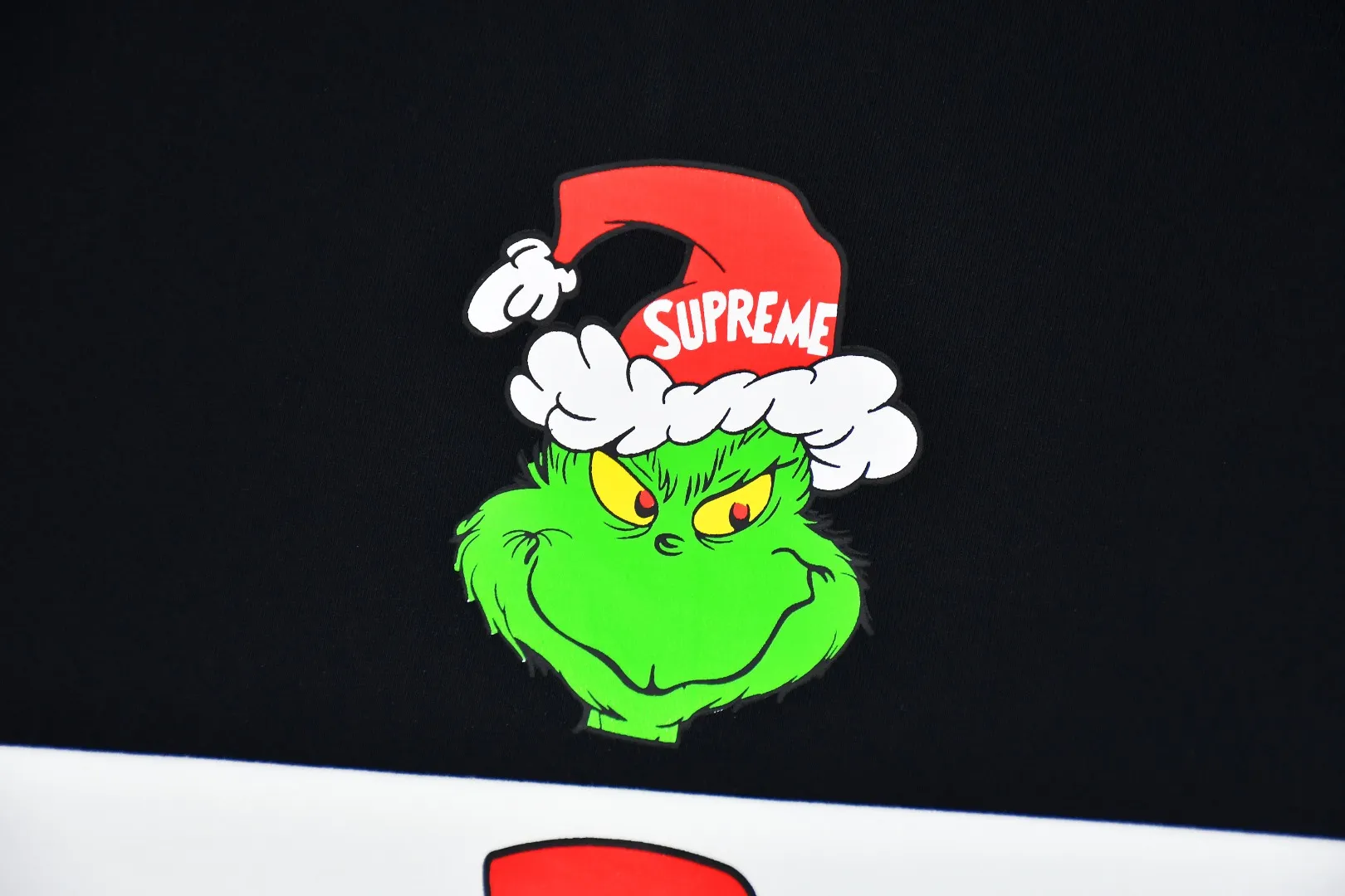 S434💰P140 Top version Supreme 24fw GRINCH Grinch printed short-sleeved T-shirt. Refuse to look at pictures to make goods. Refuse to compare with wrong versions. Use cylindrical seamless process (original process, there are no stitched bones on the side of the clothes. Key points of identification) The fabrics are all custom-woven and dyed, 280g weight, 100% cotton, cylindrical fabric. Cylindrical fabric is a knitted fabric woven with a cylinder loom. The needles are distributed in a cylindrical shape on the fuselage. The gray fabric is a large cylinder, which needs to be opened and shaped before it can be used further. There are no slits on the side of the clothes, so there is no washing label on the side of ordinary short-sleeves. There is only one collar label behind the neck. The printing uses heat-setting ink printing imported from Belgium (different from conventional heat transfer printing on the market), also known as plastic ink, or self-adhesive ink. Its ingredients: mainly composed of polyvinyl chloride (PVC) and phthalates, including PVC, phthalates, and color fixing agents. , stabilizer, and thickener are mixed to form thermoset ink, which is not the digital direct printing marketed on the market. The printing texture of thermoset ink cannot be achieved by digital direct printing. The new triple collar label has a watermark anti-counterfeiting effect, real anti-counterfeiting layer, and has a high probability of passing the approved version. The original packaging picture has a high probability of passing Size：S-XL