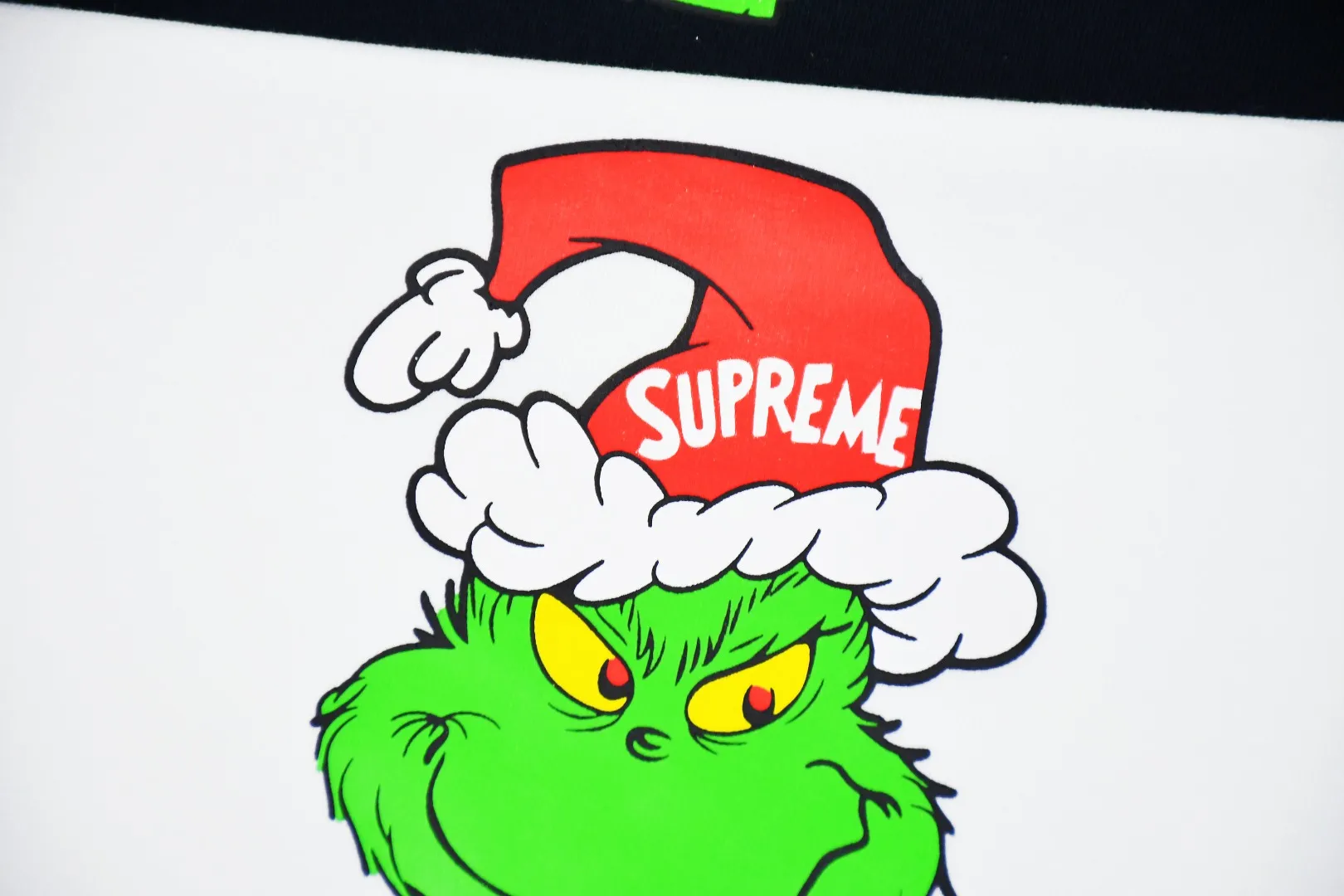 S434💰P140 Top version Supreme 24fw GRINCH Grinch printed short-sleeved T-shirt. Refuse to look at pictures to make goods. Refuse to compare with wrong versions. Use cylindrical seamless process (original process, there are no stitched bones on the side of the clothes. Key points of identification) The fabrics are all custom-woven and dyed, 280g weight, 100% cotton, cylindrical fabric. Cylindrical fabric is a knitted fabric woven with a cylinder loom. The needles are distributed in a cylindrical shape on the fuselage. The gray fabric is a large cylinder, which needs to be opened and shaped before it can be used further. There are no slits on the side of the clothes, so there is no washing label on the side of ordinary short-sleeves. There is only one collar label behind the neck. The printing uses heat-setting ink printing imported from Belgium (different from conventional heat transfer printing on the market), also known as plastic ink, or self-adhesive ink. Its ingredients: mainly composed of polyvinyl chloride (PVC) and phthalates, including PVC, phthalates, and color fixing agents. , stabilizer, and thickener are mixed to form thermoset ink, which is not the digital direct printing marketed on the market. The printing texture of thermoset ink cannot be achieved by digital direct printing. The new triple collar label has a watermark anti-counterfeiting effect, real anti-counterfeiting layer, and has a high probability of passing the approved version. The original packaging picture has a high probability of passing Size：S-XL