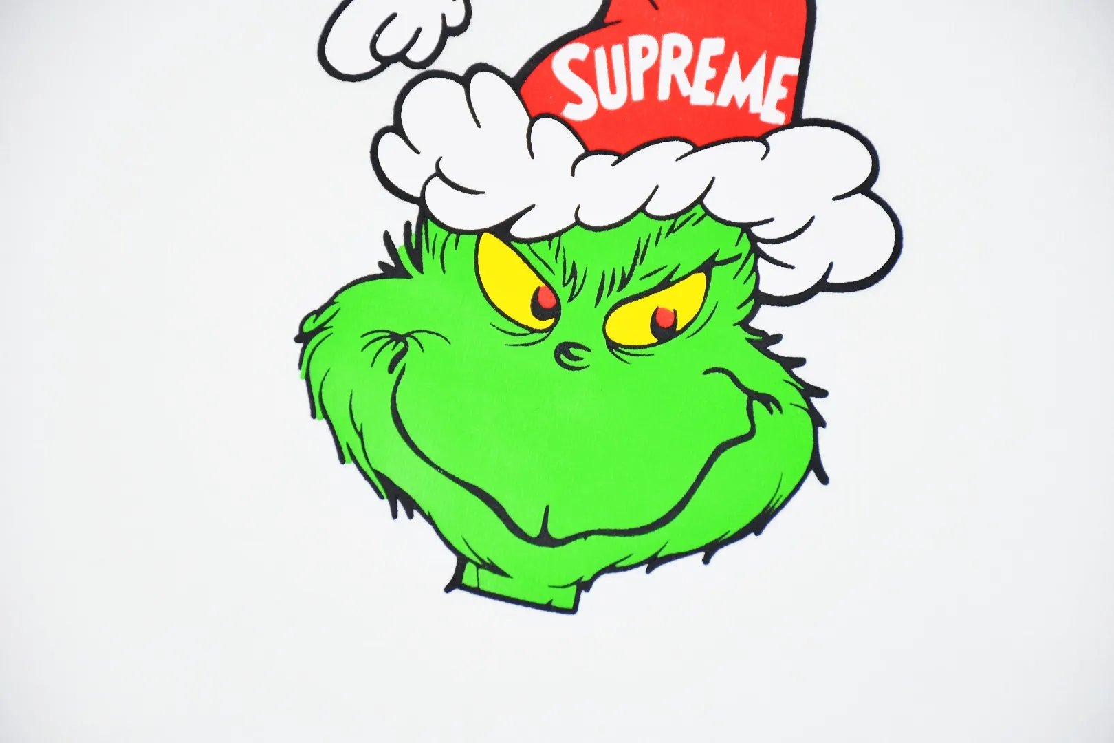 S434💰P140 Top version Supreme 24fw GRINCH Grinch printed short-sleeved T-shirt. Refuse to look at pictures to make goods. Refuse to compare with wrong versions. Use cylindrical seamless process (original process, there are no stitched bones on the side of the clothes. Key points of identification) The fabrics are all custom-woven and dyed, 280g weight, 100% cotton, cylindrical fabric. Cylindrical fabric is a knitted fabric woven with a cylinder loom. The needles are distributed in a cylindrical shape on the fuselage. The gray fabric is a large cylinder, which needs to be opened and shaped before it can be used further. There are no slits on the side of the clothes, so there is no washing label on the side of ordinary short-sleeves. There is only one collar label behind the neck. The printing uses heat-setting ink printing imported from Belgium (different from conventional heat transfer printing on the market), also known as plastic ink, or self-adhesive ink. Its ingredients: mainly composed of polyvinyl chloride (PVC) and phthalates, including PVC, phthalates, and color fixing agents. , stabilizer, and thickener are mixed to form thermoset ink, which is not the digital direct printing marketed on the market. The printing texture of thermoset ink cannot be achieved by digital direct printing. The new triple collar label has a watermark anti-counterfeiting effect, real anti-counterfeiting layer, and has a high probability of passing the approved version. The original packaging picture has a high probability of passing Size：S-XL
