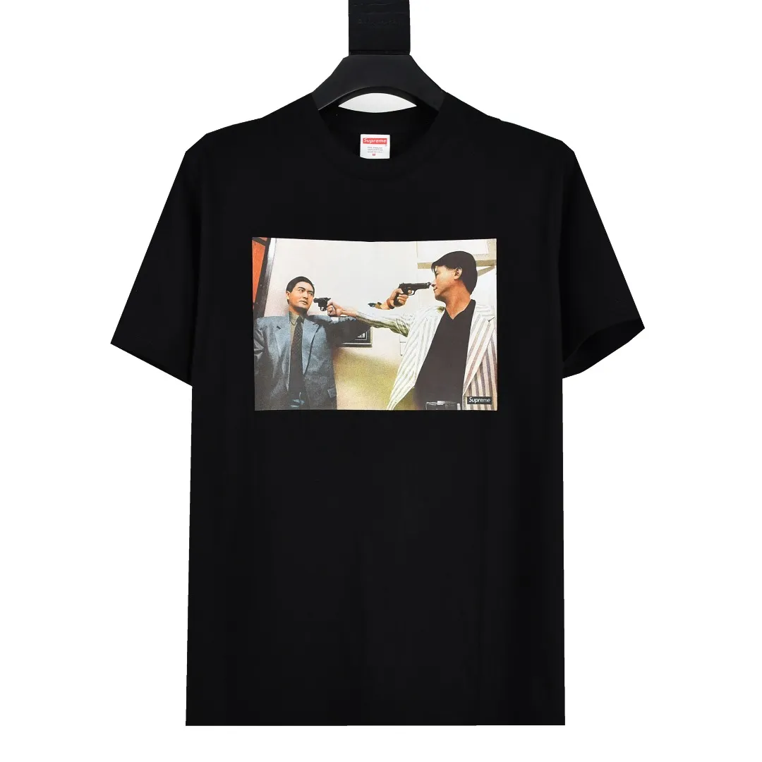 🅿️126 S29 top version Supreme 18fw The Killer Trust Tee Chow Yun-fat and Fat Brother movie lens printed short-sleeved T-shirt. For those of us who focus on top-level Sup products, this short-sleeved one is naturally available. It adopts cylindrical seamless technology (original technology, there are no stitched bones on the side of the clothes, the key point of identification) The fabrics are all custom-woven and dyed, 280g weight, 100% cotton, cylindrical fabric. Cylindrical fabric is a knitted fabric woven with a cylinder loom. The needles are distributed in a cylindrical shape on the fuselage. The gray fabric is a large cylinder, which needs to be opened and shaped before further use. There is no slit on the side of the clothes, so there is no washing label on the side of ordinary short-sleeves. There is only one collar label behind the neck. The printing is printed with thermosetting ink, also known as plastic. Ink, or self-adhesive ink, contains ingredients: mainly composed of polyvinyl chloride (PVC) and phthalates. PVC and phthalates, fixing agents, stabilizers, and thickeners are mixed to form a thermal ink. Solid ink is not the digital direct printing advertised on the market. The printing texture of thermoset ink is something that digital direct printing cannot achieve. The collar label has a watermark anti-counterfeiting effect, a real anti-counterfeiting layer, a probability of passing the version, and a high probability of passing the original packaging picture. Size：S-XL