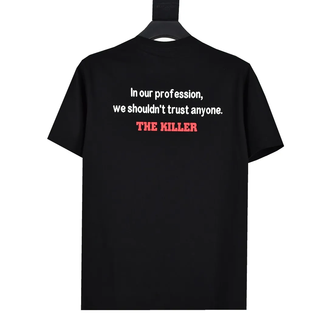 🅿️126 S29 top version Supreme 18fw The Killer Trust Tee Chow Yun-fat and Fat Brother movie lens printed short-sleeved T-shirt. For those of us who focus on top-level Sup products, this short-sleeved one is naturally available. It adopts cylindrical seamless technology (original technology, there are no stitched bones on the side of the clothes, the key point of identification) The fabrics are all custom-woven and dyed, 280g weight, 100% cotton, cylindrical fabric. Cylindrical fabric is a knitted fabric woven with a cylinder loom. The needles are distributed in a cylindrical shape on the fuselage. The gray fabric is a large cylinder, which needs to be opened and shaped before further use. There is no slit on the side of the clothes, so there is no washing label on the side of ordinary short-sleeves. There is only one collar label behind the neck. The printing is printed with thermosetting ink, also known as plastic. Ink, or self-adhesive ink, contains ingredients: mainly composed of polyvinyl chloride (PVC) and phthalates. PVC and phthalates, fixing agents, stabilizers, and thickeners are mixed to form a thermal ink. Solid ink is not the digital direct printing advertised on the market. The printing texture of thermoset ink is something that digital direct printing cannot achieve. The collar label has a watermark anti-counterfeiting effect, a real anti-counterfeiting layer, a probability of passing the version, and a high probability of passing the original packaging picture. Size：S-XL