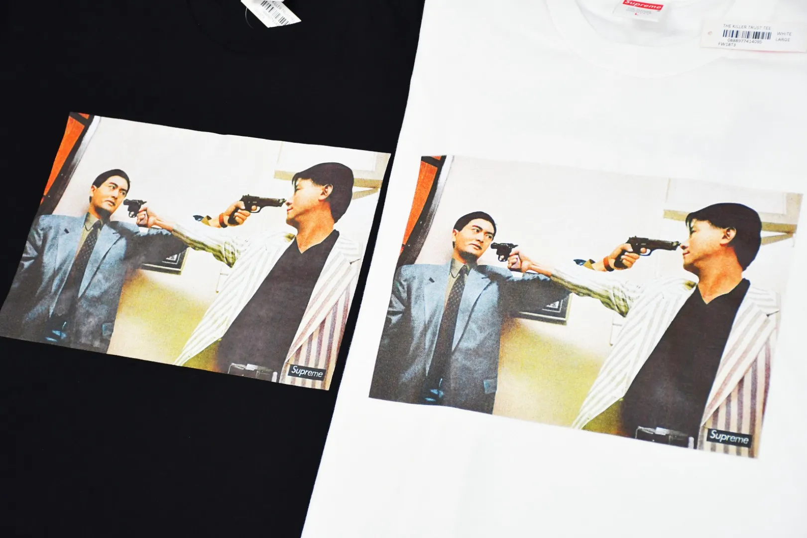 🅿️126 S29 top version Supreme 18fw The Killer Trust Tee Chow Yun-fat and Fat Brother movie lens printed short-sleeved T-shirt. For those of us who focus on top-level Sup products, this short-sleeved one is naturally available. It adopts cylindrical seamless technology (original technology, there are no stitched bones on the side of the clothes, the key point of identification) The fabrics are all custom-woven and dyed, 280g weight, 100% cotton, cylindrical fabric. Cylindrical fabric is a knitted fabric woven with a cylinder loom. The needles are distributed in a cylindrical shape on the fuselage. The gray fabric is a large cylinder, which needs to be opened and shaped before further use. There is no slit on the side of the clothes, so there is no washing label on the side of ordinary short-sleeves. There is only one collar label behind the neck. The printing is printed with thermosetting ink, also known as plastic. Ink, or self-adhesive ink, contains ingredients: mainly composed of polyvinyl chloride (PVC) and phthalates. PVC and phthalates, fixing agents, stabilizers, and thickeners are mixed to form a thermal ink. Solid ink is not the digital direct printing advertised on the market. The printing texture of thermoset ink is something that digital direct printing cannot achieve. The collar label has a watermark anti-counterfeiting effect, a real anti-counterfeiting layer, a probability of passing the version, and a high probability of passing the original packaging picture. Size：S-XL