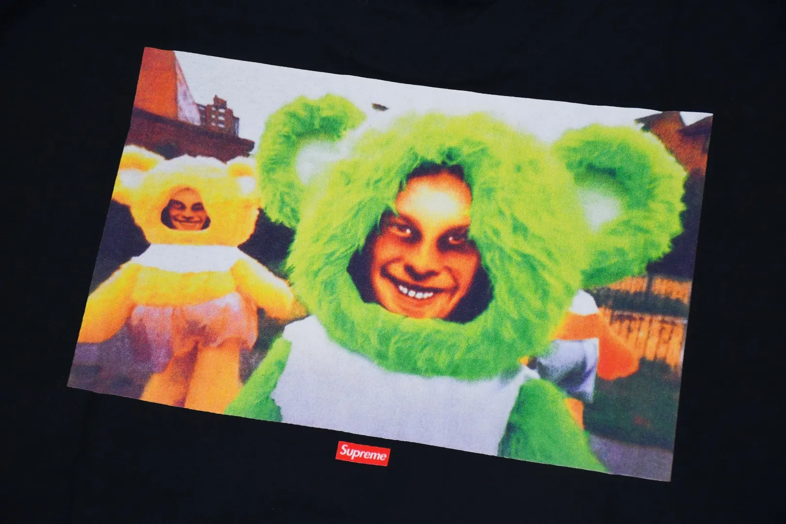 🅿️220 S299 top version Supreme x Aphex Twin KONKEY RHUBARD L/S doll bear long-sleeved T-shirt ZP test custom weaving and dyeing pure cotton 320g fabric Printing uses thermoset ink printing, also known as plastic ink, or self-adhesive ink. Its ingredients are: mainly composed of polyvinyl chloride (PVC) and phthalates. PVC and phthalates, color fixing agents, stabilizers, and thickeners are mixed to form thermoset ink. It is not the digital direct printing advertised on the market. The printing texture of thermoset ink is unachievable by digital direct printing. Customized ZP co-branding Main label/wash label/hangtag/packaging bag (equipped with thickened handbag) There is a probability of passing the inspection version, and the original packaging picture has a high probability of passing. Size: S-XL