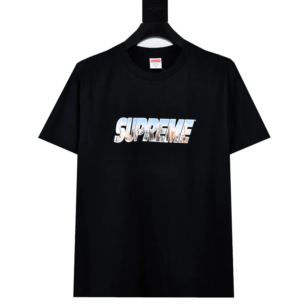 🅿️120 S127 Supreme 23FW GOTHAM Gotham City Metropolis City Letters LOGO Short-sleeved T-shirt. Refuse to look at pictures to make goods. Refuse to compare with wrong versions. Use cylindrical seamless technology (original technology, there are no stitched bones on the side of the clothes, key points of identification) The fabrics are all custom-woven and dyed, 280g weight, 100% cotton, cylindrical fabric. Cylindrical fabric is a knitted fabric woven with a cylinder loom. The needles are distributed in a cylindrical shape on the fuselage. The gray fabric is a large cylinder, which needs to be opened and shaped before it can be used further. There are no slits on the side of the clothes, so there is no washing label on the side of ordinary short-sleeves. There is only one collar label behind the neck. The printing uses thermosetting ink printing imported from Belgium (different from conventional thermal transfer printing), also known as plastic ink, or self-adhesive ink. Its ingredients are: mainly composed of polyvinyl chloride (PVC) and phthalates. PVC and phthalates, solid color The thermoset ink is composed of a mixture of agents, stabilizers, and thickeners. It is not the digital direct printing advertised on the market. The printing texture of thermoset ink cannot be achieved by digital direct printing. The collar label has a watermark anti-counterfeiting effect, a real anti-counterfeiting layer, a version with a high probability of passing the inspection, and a high probability of passing the original packaging picture. Size：S-XL