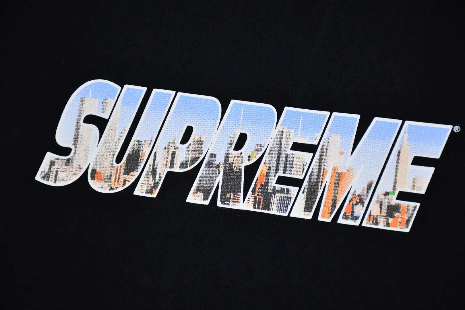 🅿️120 S127 Supreme 23FW GOTHAM Gotham City Metropolis City Letters LOGO Short-sleeved T-shirt. Refuse to look at pictures to make goods. Refuse to compare with wrong versions. Use cylindrical seamless technology (original technology, there are no stitched bones on the side of the clothes, key points of identification) The fabrics are all custom-woven and dyed, 280g weight, 100% cotton, cylindrical fabric. Cylindrical fabric is a knitted fabric woven with a cylinder loom. The needles are distributed in a cylindrical shape on the fuselage. The gray fabric is a large cylinder, which needs to be opened and shaped before it can be used further. There are no slits on the side of the clothes, so there is no washing label on the side of ordinary short-sleeves. There is only one collar label behind the neck. The printing uses thermosetting ink printing imported from Belgium (different from conventional thermal transfer printing), also known as plastic ink, or self-adhesive ink. Its ingredients are: mainly composed of polyvinyl chloride (PVC) and phthalates. PVC and phthalates, solid color The thermoset ink is composed of a mixture of agents, stabilizers, and thickeners. It is not the digital direct printing advertised on the market. The printing texture of thermoset ink cannot be achieved by digital direct printing. The collar label has a watermark anti-counterfeiting effect, a real anti-counterfeiting layer, a version with a high probability of passing the inspection, and a high probability of passing the original packaging picture. Size：S-XL