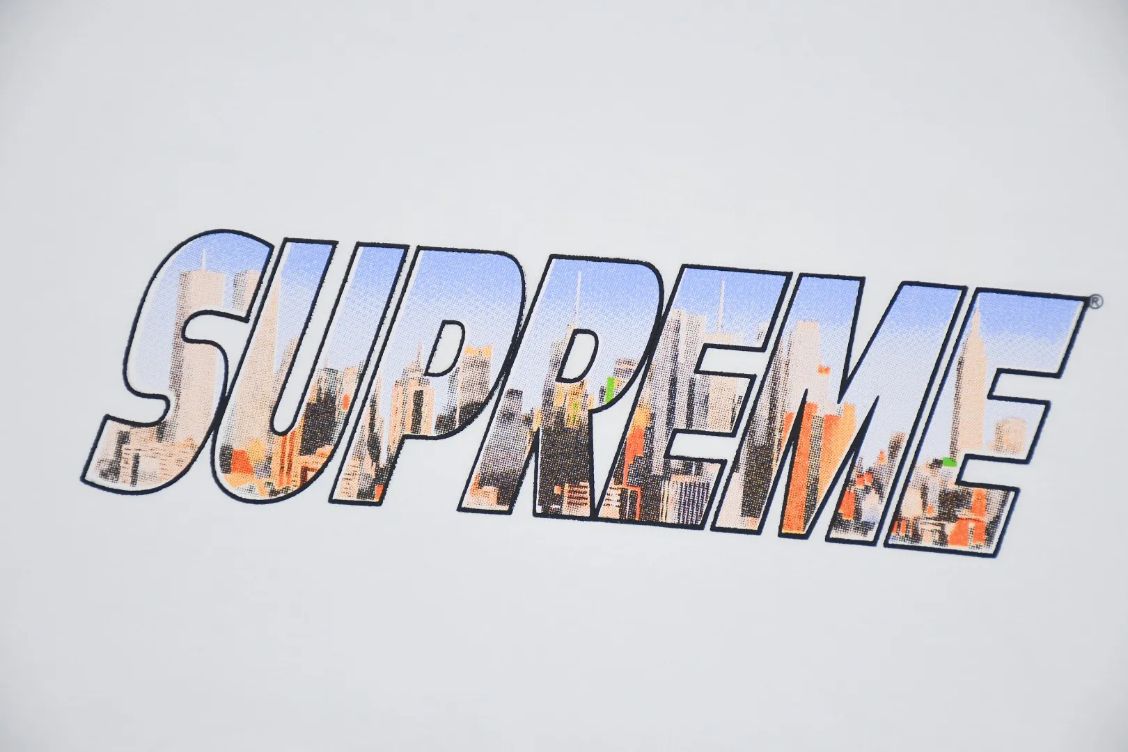 🅿️120 S127 Supreme 23FW GOTHAM Gotham City Metropolis City Letters LOGO Short-sleeved T-shirt. Refuse to look at pictures to make goods. Refuse to compare with wrong versions. Use cylindrical seamless technology (original technology, there are no stitched bones on the side of the clothes, key points of identification) The fabrics are all custom-woven and dyed, 280g weight, 100% cotton, cylindrical fabric. Cylindrical fabric is a knitted fabric woven with a cylinder loom. The needles are distributed in a cylindrical shape on the fuselage. The gray fabric is a large cylinder, which needs to be opened and shaped before it can be used further. There are no slits on the side of the clothes, so there is no washing label on the side of ordinary short-sleeves. There is only one collar label behind the neck. The printing uses thermosetting ink printing imported from Belgium (different from conventional thermal transfer printing), also known as plastic ink, or self-adhesive ink. Its ingredients are: mainly composed of polyvinyl chloride (PVC) and phthalates. PVC and phthalates, solid color The thermoset ink is composed of a mixture of agents, stabilizers, and thickeners. It is not the digital direct printing advertised on the market. The printing texture of thermoset ink cannot be achieved by digital direct printing. The collar label has a watermark anti-counterfeiting effect, a real anti-counterfeiting layer, a version with a high probability of passing the inspection, and a high probability of passing the original packaging picture. Size：S-XL