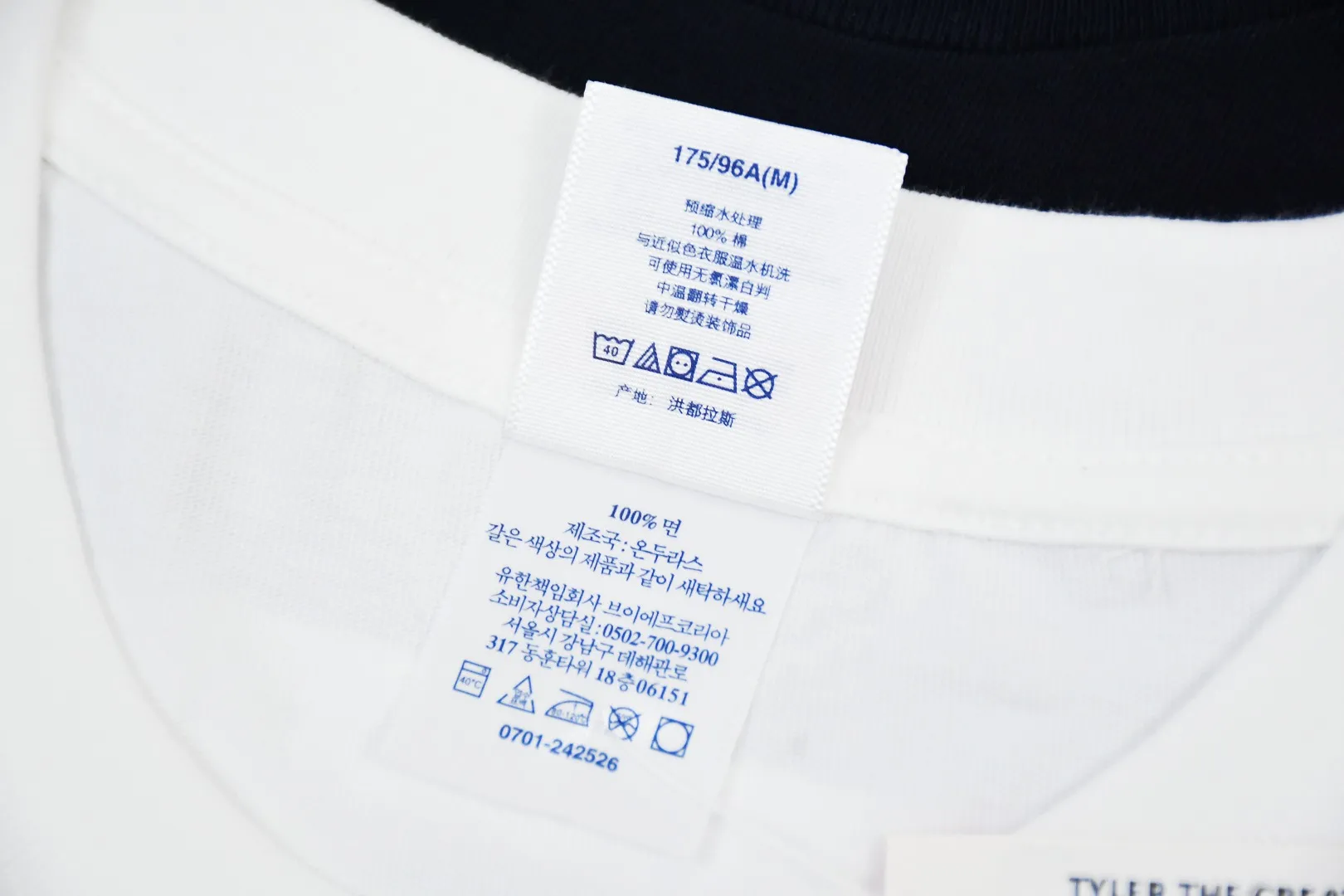 🅿️140 S185 top version Supreme 24FW Snow White Snow White short-sleeved T-shirt. Refuse to look at pictures to make goods. Refuse to compare with wrong versions. Use cylindrical seamless technology (original technology, there are no stitched bones on the side of the clothes, the key point of identification) The fabrics are all custom-woven and dyed, 280g weight, 100% cotton, cylindrical fabric. Cylindrical fabric is a knitted fabric woven with a cylinder loom. The needles are distributed in a cylindrical shape on the fuselage. The gray fabric is a large cylinder, which needs to be opened and shaped before it can be used further. There are no slits on the side of the clothes, so there is no washing label on the side of ordinary short-sleeves. There is only one collar label behind the neck. The printing uses thermosetting ink printing imported from Belgium (different from conventional thermal transfer printing), also known as plastic ink, or self-adhesive ink. Its ingredients are: mainly composed of polyvinyl chloride (PVC) and phthalates, including PVC and phthalates, fixing agents, Stabilizers and thickeners are mixed to form thermosetting ink, which is not the digital direct printing advertised on the market. The printing texture of thermosetting ink is unachievable by digital direct printing. The new triple collar label has a watermark anti-counterfeiting effect, a real anti-counterfeiting layer, a version with a high probability of passing the inspection, and the original packaging picture has a high probability of passing the test. Size：S-XL