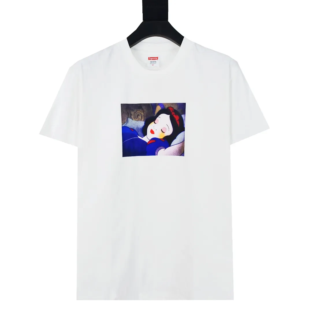 🅿️140 S185 top version Supreme 24FW Snow White Snow White short-sleeved T-shirt. Refuse to look at pictures to make goods. Refuse to compare with wrong versions. Use cylindrical seamless technology (original technology, there are no stitched bones on the side of the clothes, the key point of identification) The fabrics are all custom-woven and dyed, 280g weight, 100% cotton, cylindrical fabric. Cylindrical fabric is a knitted fabric woven with a cylinder loom. The needles are distributed in a cylindrical shape on the fuselage. The gray fabric is a large cylinder, which needs to be opened and shaped before it can be used further. There are no slits on the side of the clothes, so there is no washing label on the side of ordinary short-sleeves. There is only one collar label behind the neck. The printing uses thermosetting ink printing imported from Belgium (different from conventional thermal transfer printing), also known as plastic ink, or self-adhesive ink. Its ingredients are: mainly composed of polyvinyl chloride (PVC) and phthalates, including PVC and phthalates, fixing agents, Stabilizers and thickeners are mixed to form thermosetting ink, which is not the digital direct printing advertised on the market. The printing texture of thermosetting ink is unachievable by digital direct printing. The new triple collar label has a watermark anti-counterfeiting effect, a real anti-counterfeiting layer, a version with a high probability of passing the inspection, and the original packaging picture has a high probability of passing the test. Size：S-XL