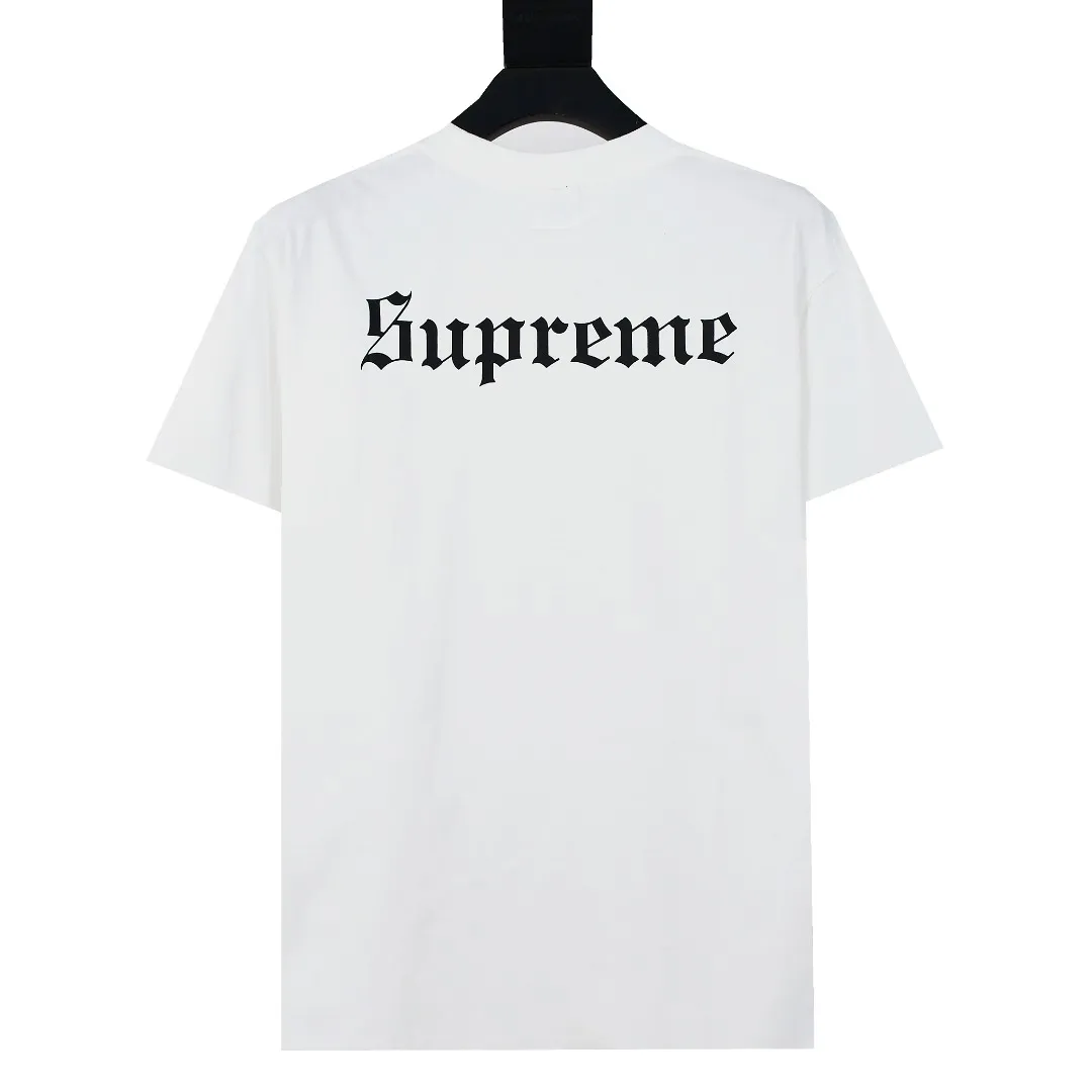 🅿️140 S185 top version Supreme 24FW Snow White Snow White short-sleeved T-shirt. Refuse to look at pictures to make goods. Refuse to compare with wrong versions. Use cylindrical seamless technology (original technology, there are no stitched bones on the side of the clothes, the key point of identification) The fabrics are all custom-woven and dyed, 280g weight, 100% cotton, cylindrical fabric. Cylindrical fabric is a knitted fabric woven with a cylinder loom. The needles are distributed in a cylindrical shape on the fuselage. The gray fabric is a large cylinder, which needs to be opened and shaped before it can be used further. There are no slits on the side of the clothes, so there is no washing label on the side of ordinary short-sleeves. There is only one collar label behind the neck. The printing uses thermosetting ink printing imported from Belgium (different from conventional thermal transfer printing), also known as plastic ink, or self-adhesive ink. Its ingredients are: mainly composed of polyvinyl chloride (PVC) and phthalates, including PVC and phthalates, fixing agents, Stabilizers and thickeners are mixed to form thermosetting ink, which is not the digital direct printing advertised on the market. The printing texture of thermosetting ink is unachievable by digital direct printing. The new triple collar label has a watermark anti-counterfeiting effect, a real anti-counterfeiting layer, a version with a high probability of passing the inspection, and the original packaging picture has a high probability of passing the test. Size：S-XL