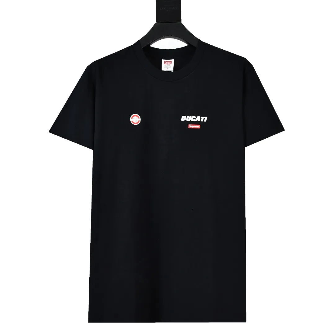 🅿️120 S167 top version Supreme 24ss DUCATI SS24 Ducati co-branded short-sleeved T-shirt. Refuse to look at pictures to make products. Refuse to compare with wrong versions. Use cylinder seamless technology (original technology. There are no stitched bones on the side of the clothes. Key points of identification) The fabrics are all custom-woven and dyed, 280g weight, 100% cotton, cylindrical fabric. Cylindrical fabric is a knitted fabric woven with a cylinder loom. The needles are distributed in a cylindrical shape on the fuselage. The gray fabric is a large cylinder, which needs to be opened and shaped before it can be used further. There are no slits on the side of the clothes, so there is no washing label on the side of ordinary short-sleeves. There is only one collar label behind the neck. The printing uses thermosetting ink printing imported from Belgium (different from conventional thermal transfer printing), also known as plastic ink, or self-adhesive ink. Its ingredients are: mainly composed of polyvinyl chloride (PVC) and phthalates. PVC and phthalates, solid color The thermoset ink is composed of a mixture of agents, stabilizers, and thickeners. It is not the digital direct printing advertised on the market. The printing texture of thermoset ink cannot be achieved by digital direct printing. The collar label has a watermark anti-counterfeiting effect, a real anti-counterfeiting layer, a version with a high probability of passing the inspection, and a high probability of passing the original packaging picture. Size：S-XL