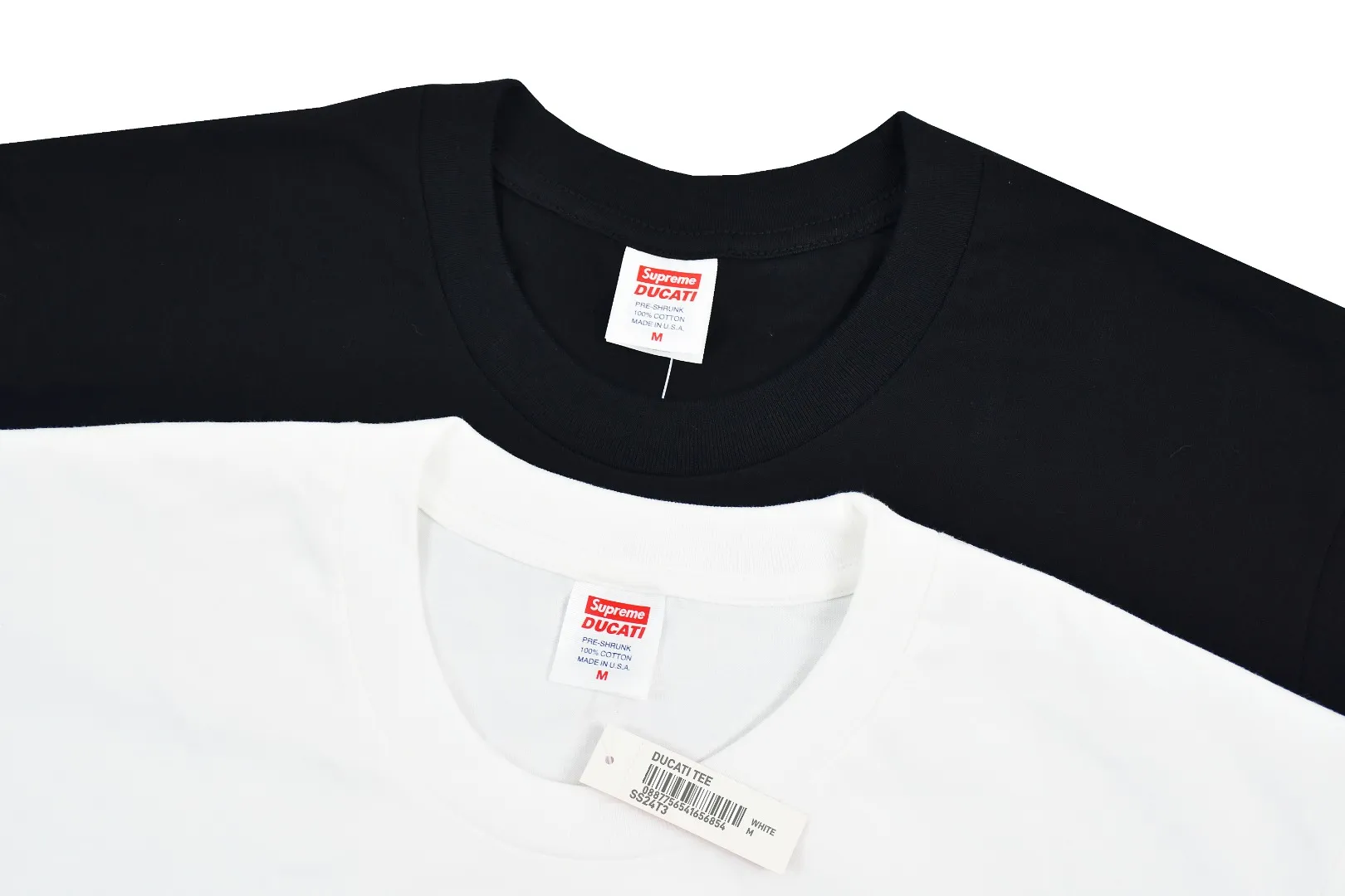 🅿️120 S167 top version Supreme 24ss DUCATI SS24 Ducati co-branded short-sleeved T-shirt. Refuse to look at pictures to make products. Refuse to compare with wrong versions. Use cylinder seamless technology (original technology. There are no stitched bones on the side of the clothes. Key points of identification) The fabrics are all custom-woven and dyed, 280g weight, 100% cotton, cylindrical fabric. Cylindrical fabric is a knitted fabric woven with a cylinder loom. The needles are distributed in a cylindrical shape on the fuselage. The gray fabric is a large cylinder, which needs to be opened and shaped before it can be used further. There are no slits on the side of the clothes, so there is no washing label on the side of ordinary short-sleeves. There is only one collar label behind the neck. The printing uses thermosetting ink printing imported from Belgium (different from conventional thermal transfer printing), also known as plastic ink, or self-adhesive ink. Its ingredients are: mainly composed of polyvinyl chloride (PVC) and phthalates. PVC and phthalates, solid color The thermoset ink is composed of a mixture of agents, stabilizers, and thickeners. It is not the digital direct printing advertised on the market. The printing texture of thermoset ink cannot be achieved by digital direct printing. The collar label has a watermark anti-counterfeiting effect, a real anti-counterfeiting layer, a version with a high probability of passing the inspection, and a high probability of passing the original packaging picture. Size：S-XL