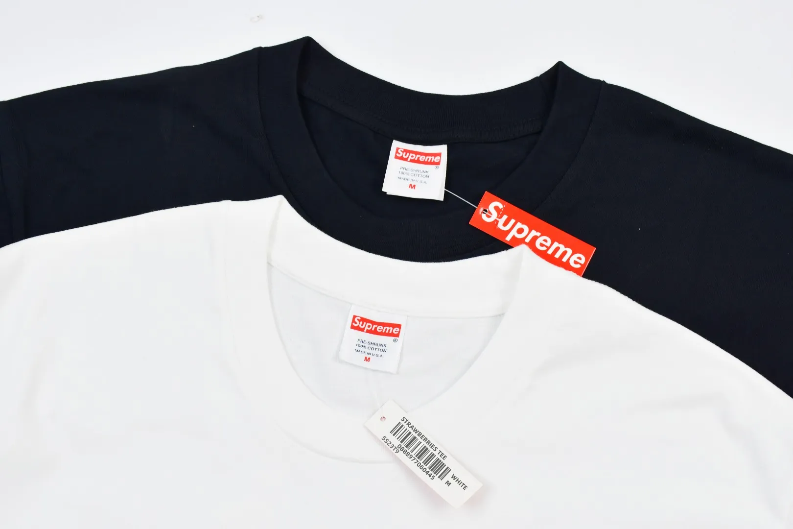 🅿️126 S136 Supreme 23ss Strawberries strawberry fruit plate oil painting short-sleeved T-shirt. Refuse to look at pictures to make products. Refuse to compare with wrong versions. Use cylinder seamless technology (original technology, there are no stitched bones on the side of the clothes, key points of identification) The fabrics are all custom-woven and dyed, 280g weight, 100% cotton, cylindrical fabric. Cylindrical fabric is a knitted fabric woven with a cylinder loom. The needles are distributed in a cylindrical shape on the fuselage. The gray fabric is a large cylinder, which needs to be opened and shaped before it can be used further. There are no slits on the side of the clothes, so there is no washing label on the side of ordinary short-sleeves. There is only one collar label behind the neck. The printing uses thermosetting ink printing imported from Belgium (different from conventional thermal transfer printing), also known as plastic ink, or self-adhesive ink. Its ingredients are: mainly composed of polyvinyl chloride (PVC) and phthalates. PVC and phthalates, solid color The thermoset ink is composed of a mixture of agents, stabilizers, and thickeners. It is not the digital direct printing advertised on the market. The printing texture of thermoset ink cannot be achieved by digital direct printing. The collar label has a watermark anti-counterfeiting effect, a real anti-counterfeiting layer, a version with a high probability of passing the inspection, and a high probability of passing the original packaging picture. Size：S-XL