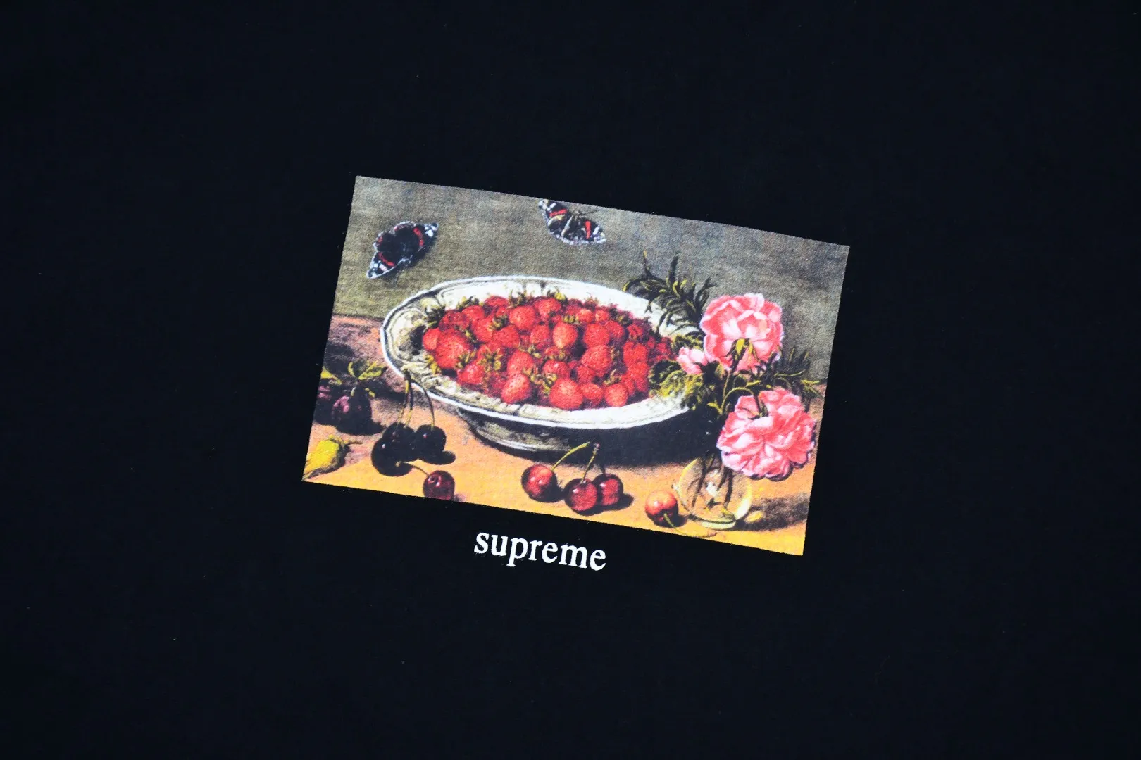 🅿️126 S136 Supreme 23ss Strawberries strawberry fruit plate oil painting short-sleeved T-shirt. Refuse to look at pictures to make products. Refuse to compare with wrong versions. Use cylinder seamless technology (original technology, there are no stitched bones on the side of the clothes, key points of identification) The fabrics are all custom-woven and dyed, 280g weight, 100% cotton, cylindrical fabric. Cylindrical fabric is a knitted fabric woven with a cylinder loom. The needles are distributed in a cylindrical shape on the fuselage. The gray fabric is a large cylinder, which needs to be opened and shaped before it can be used further. There are no slits on the side of the clothes, so there is no washing label on the side of ordinary short-sleeves. There is only one collar label behind the neck. The printing uses thermosetting ink printing imported from Belgium (different from conventional thermal transfer printing), also known as plastic ink, or self-adhesive ink. Its ingredients are: mainly composed of polyvinyl chloride (PVC) and phthalates. PVC and phthalates, solid color The thermoset ink is composed of a mixture of agents, stabilizers, and thickeners. It is not the digital direct printing advertised on the market. The printing texture of thermoset ink cannot be achieved by digital direct printing. The collar label has a watermark anti-counterfeiting effect, a real anti-counterfeiting layer, a version with a high probability of passing the inspection, and a high probability of passing the original packaging picture. Size：S-XL