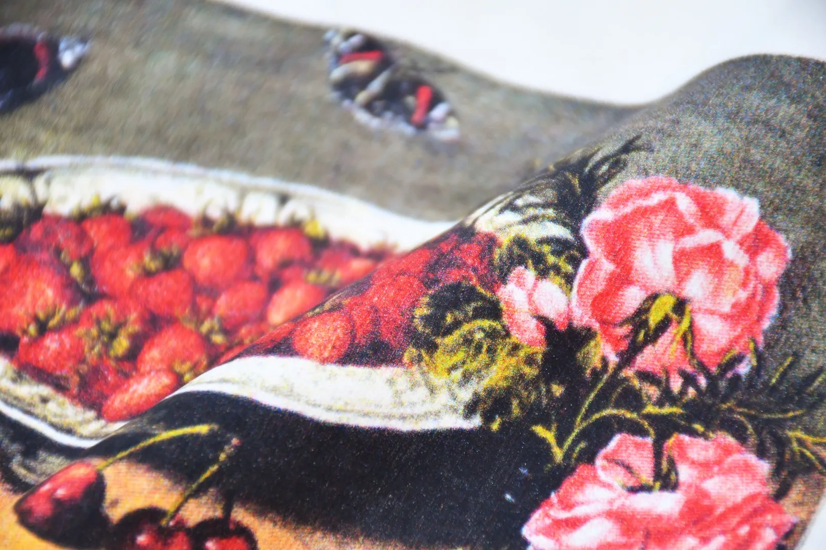 🅿️126 S136 Supreme 23ss Strawberries strawberry fruit plate oil painting short-sleeved T-shirt. Refuse to look at pictures to make products. Refuse to compare with wrong versions. Use cylinder seamless technology (original technology, there are no stitched bones on the side of the clothes, key points of identification) The fabrics are all custom-woven and dyed, 280g weight, 100% cotton, cylindrical fabric. Cylindrical fabric is a knitted fabric woven with a cylinder loom. The needles are distributed in a cylindrical shape on the fuselage. The gray fabric is a large cylinder, which needs to be opened and shaped before it can be used further. There are no slits on the side of the clothes, so there is no washing label on the side of ordinary short-sleeves. There is only one collar label behind the neck. The printing uses thermosetting ink printing imported from Belgium (different from conventional thermal transfer printing), also known as plastic ink, or self-adhesive ink. Its ingredients are: mainly composed of polyvinyl chloride (PVC) and phthalates. PVC and phthalates, solid color The thermoset ink is composed of a mixture of agents, stabilizers, and thickeners. It is not the digital direct printing advertised on the market. The printing texture of thermoset ink cannot be achieved by digital direct printing. The collar label has a watermark anti-counterfeiting effect, a real anti-counterfeiting layer, a version with a high probability of passing the inspection, and a high probability of passing the original packaging picture. Size：S-XL