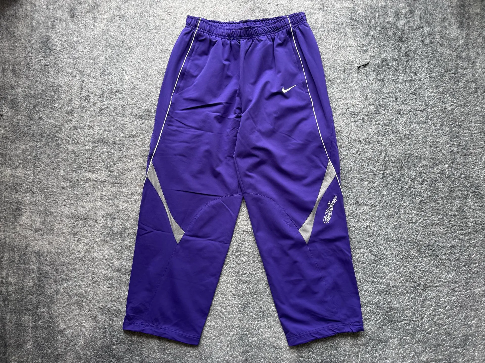 P430 Supreme x Nike joint model SS25 WEEK4 Track Jacket embroidered cuffs logo zipper closure jacket, same style for men and women, original 1:1 customization, customized accessories, all three standards Color: black purple Pants size: S-XL Pants length Waist Hips S 99 74 112 M 101 78 116 L 103 82 120 XL 105 86 124