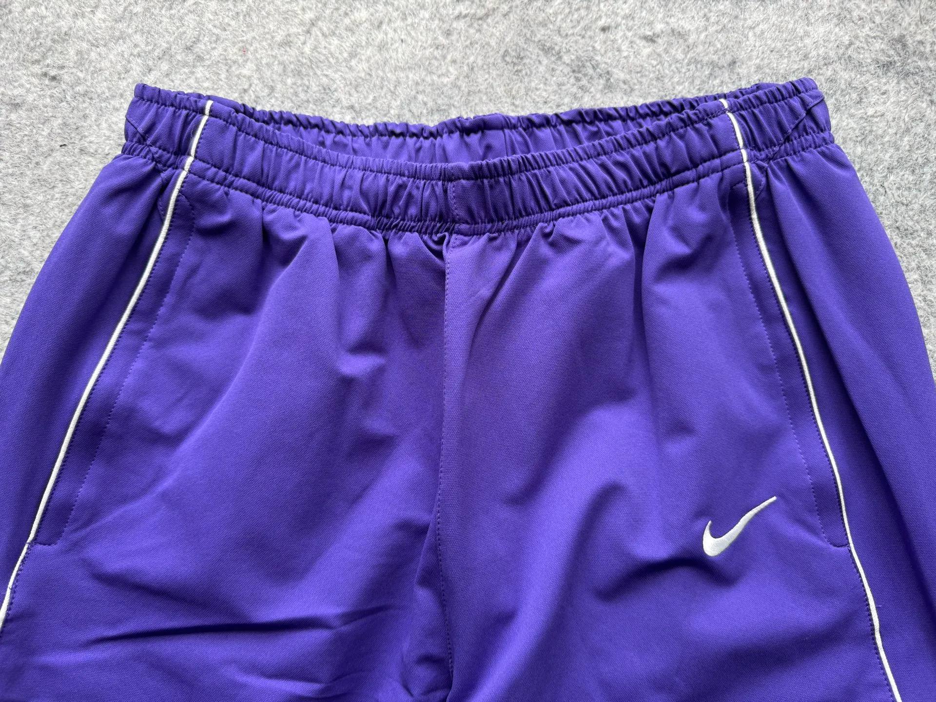 P430 Supreme x Nike joint model SS25 WEEK4 Track Jacket embroidered cuffs logo zipper closure jacket, same style for men and women, original 1:1 customization, customized accessories, all three standards Color: black purple Pants size: S-XL Pants length Waist Hips S 99 74 112 M 101 78 116 L 103 82 120 XL 105 86 124