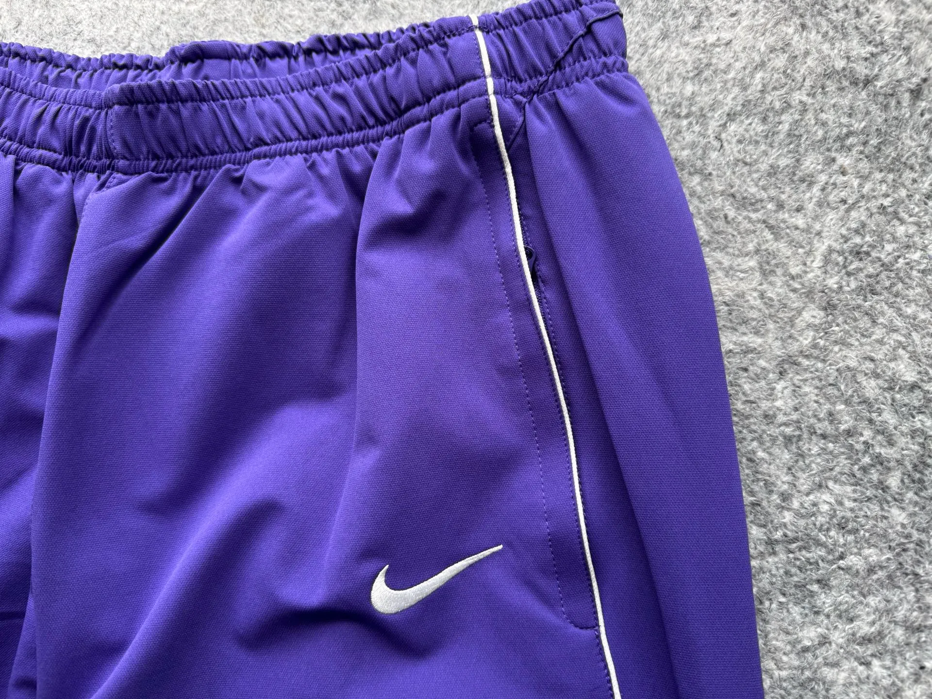 P430 Supreme x Nike joint model SS25 WEEK4 Track Jacket embroidered cuffs logo zipper closure jacket, same style for men and women, original 1:1 customization, customized accessories, all three standards Color: black purple Pants size: S-XL Pants length Waist Hips S 99 74 112 M 101 78 116 L 103 82 120 XL 105 86 124