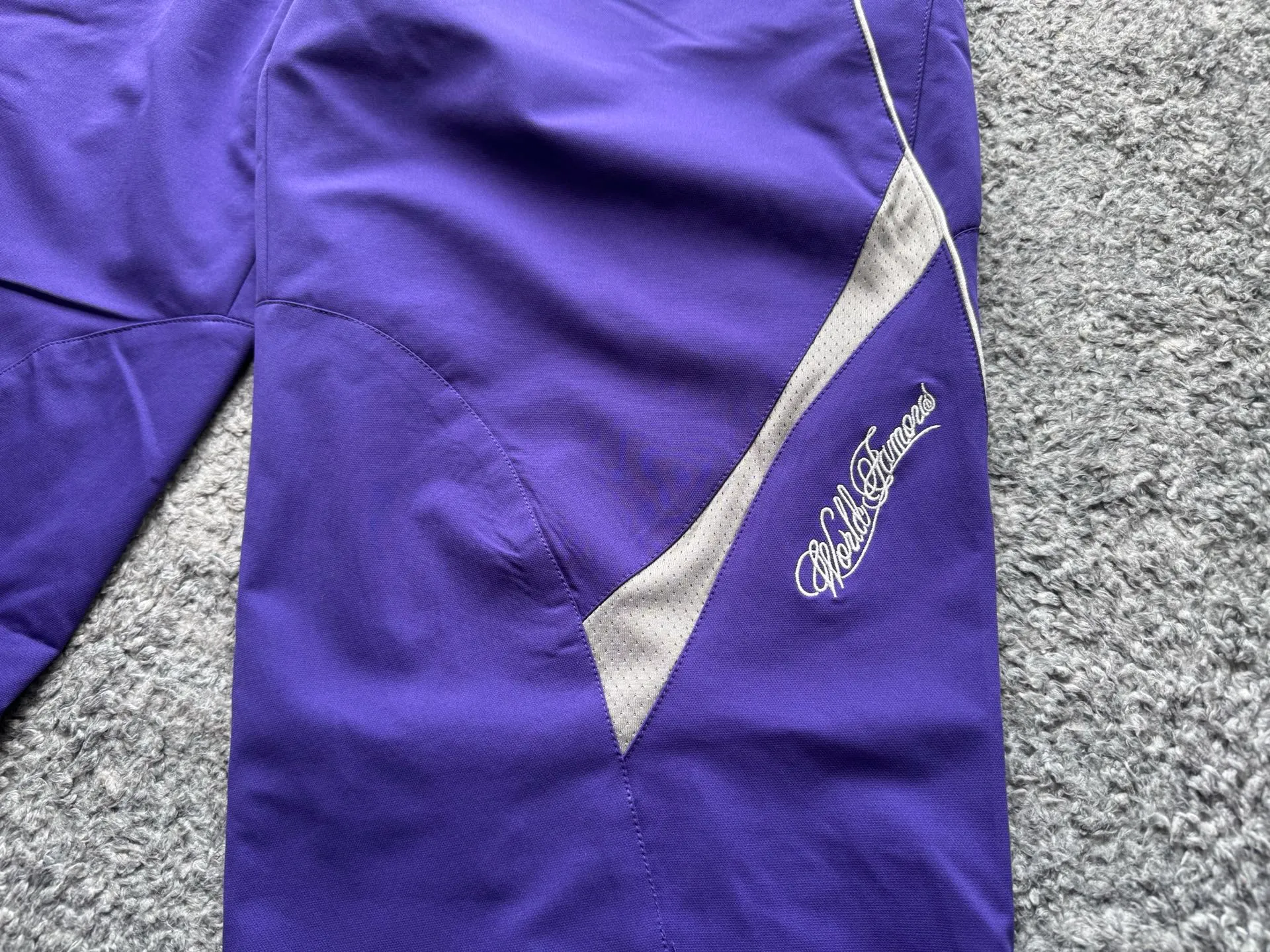P430 Supreme x Nike joint model SS25 WEEK4 Track Jacket embroidered cuffs logo zipper closure jacket, same style for men and women, original 1:1 customization, customized accessories, all three standards Color: black purple Pants size: S-XL Pants length Waist Hips S 99 74 112 M 101 78 116 L 103 82 120 XL 105 86 124