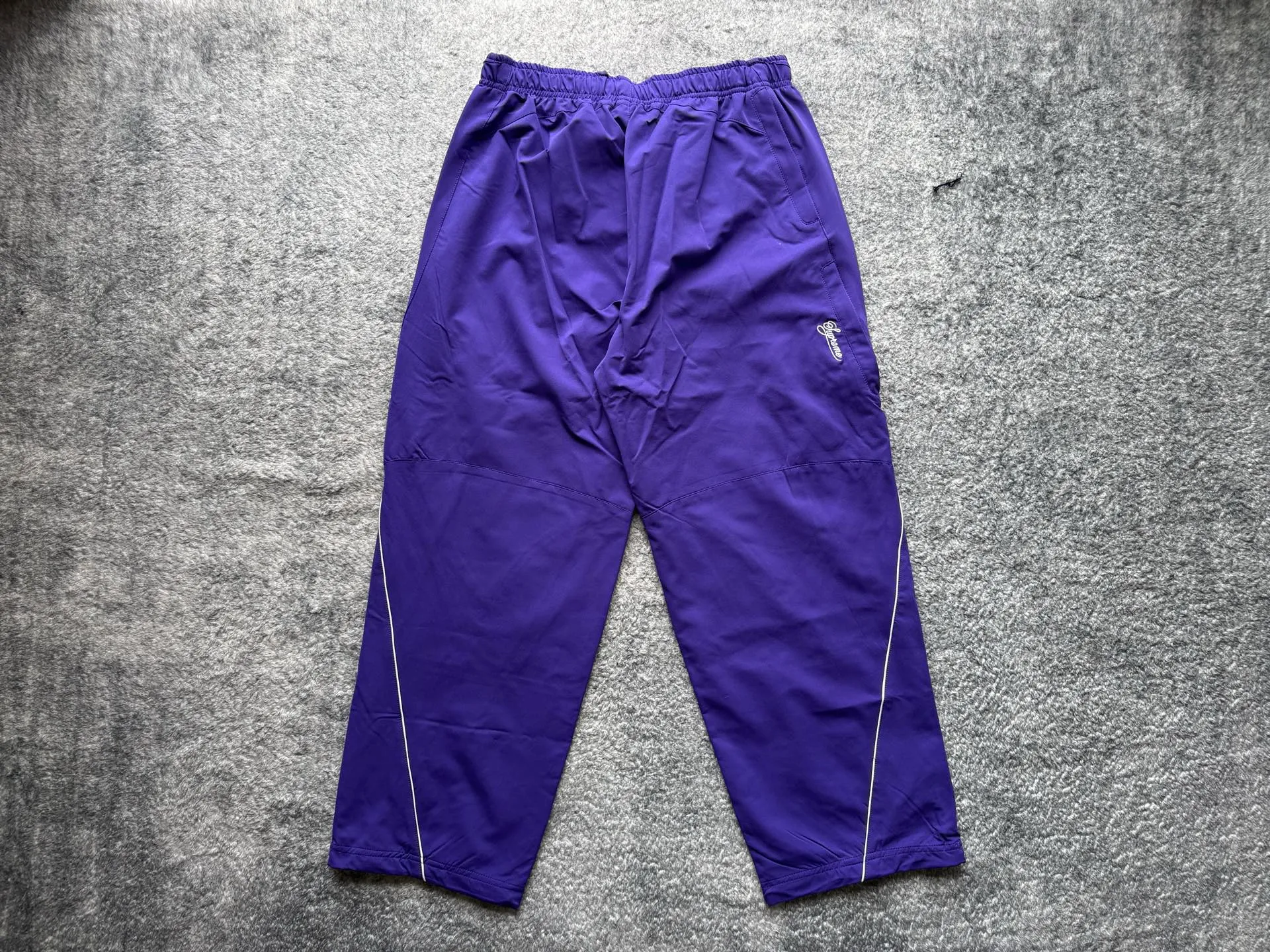 P430 Supreme x Nike joint model SS25 WEEK4 Track Jacket embroidered cuffs logo zipper closure jacket, same style for men and women, original 1:1 customization, customized accessories, all three standards Color: black purple Pants size: S-XL Pants length Waist Hips S 99 74 112 M 101 78 116 L 103 82 120 XL 105 86 124