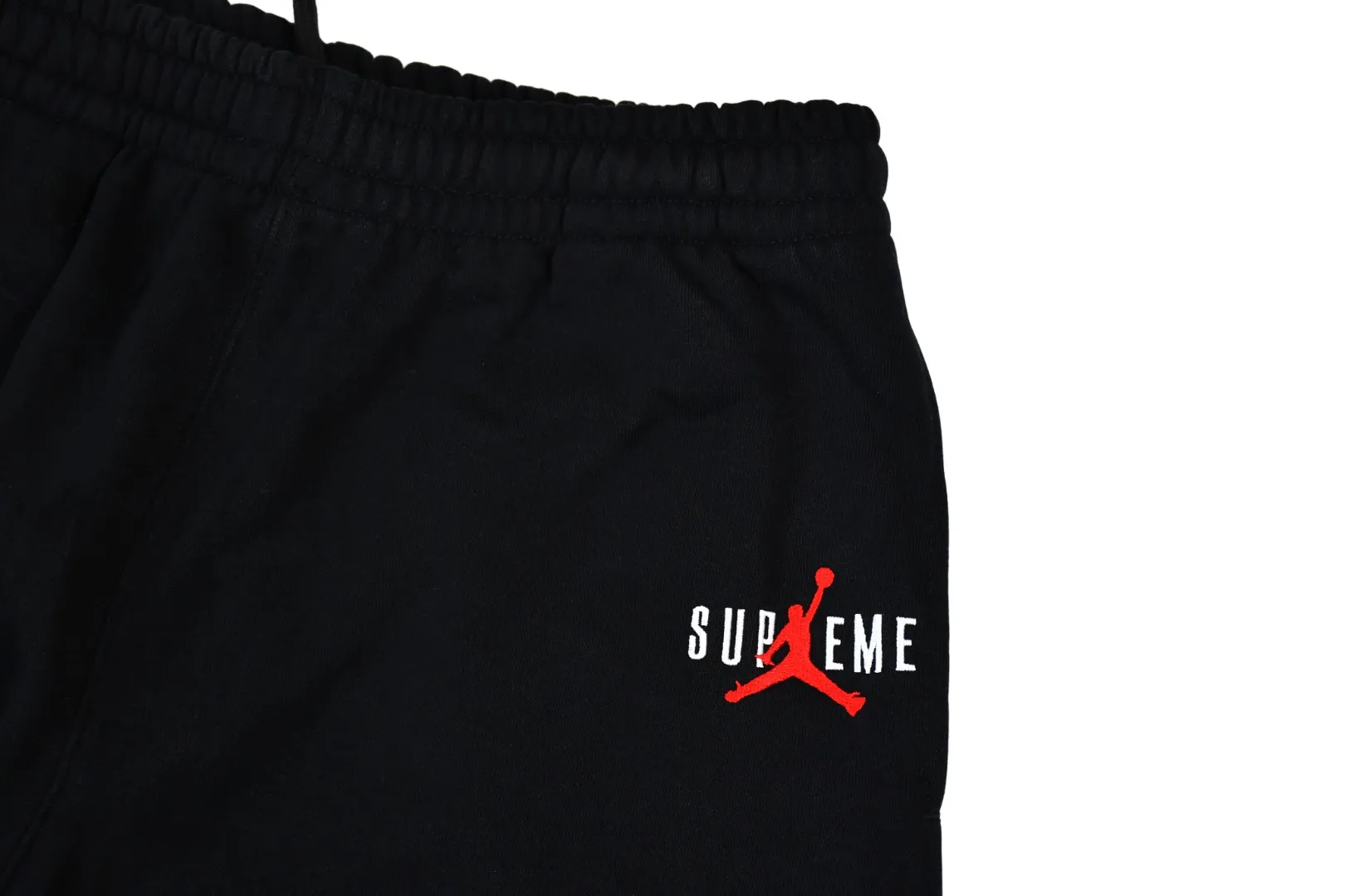 S622💰p300 Top version Supreme x Jordan 24fw AJ co-branded embroidered LOGO plus velvet sweatpants 1. Fabric: ZP testing, custom weaving and dyeing, pure cotton 430G plus velvet main fabric, horizontal cutting 2. Embroidery: Embroidery equipment, using Behringer BEKS-Y924 machine (one level higher than Tajima embroidery machine) Embroidery thickness, saturation and size are consistent with ZP 3. Sewing process: The whole garment is made of four-needle and six-thread boneless splicing technology in 12 places. Processed by an experienced foreign trade factory (ordinary factories cannot do it) 4. Customized ZP main label/wash water label/tag/packaging bag (equipped with an extra-large thickened handbag) Color: Black/ Size: S/M/L/XL