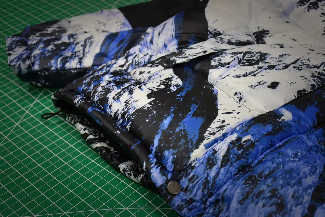 MX116💰p850 MAX/Top version Exclusive quality on the entire network ZP player designated version Supreme x THE NORTH FACE 17FW Mountain Baltoro Jacket Snow mountain down jacket 1. Original factory customized windproof and waterproof fabric (waterproof + water-repellent process Note! Waterproof and water-repellent water are two concepts. This fabric is compatible with both processes) 2. Original TNF embroidery data, original effect Behringer BEKS-Y924 embroidery machine operates on the machine to achieve exactly the same effect. 3.90 white duck down filling. The overall upper body effect is consistent with YB. 4. Printing. The whole body adopts Israeli Kornit Paradigm technology. The perfect alignment details of the whole body are impeccable. Storage hat. Collar down filling. Correct accessories. Collar label/wash/ Size: S~XL