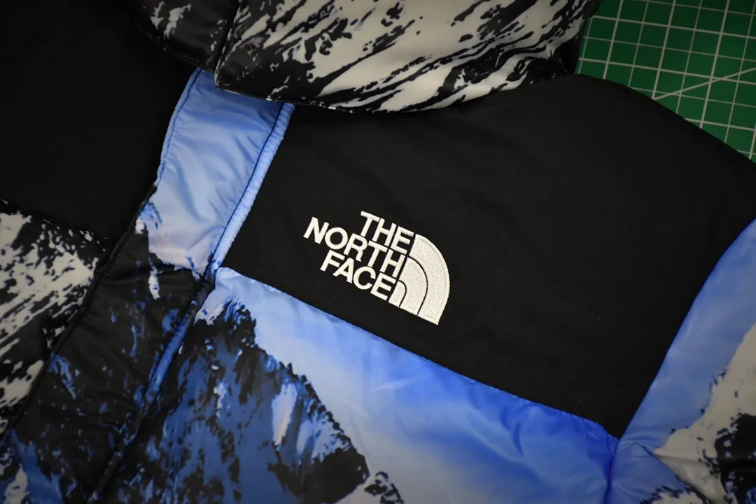 MX116💰p850 MAX/Top version Exclusive quality on the entire network ZP player designated version Supreme x THE NORTH FACE 17FW Mountain Baltoro Jacket Snow mountain down jacket 1. Original factory customized windproof and waterproof fabric (waterproof + water-repellent process Note! Waterproof and water-repellent water are two concepts. This fabric is compatible with both processes) 2. Original TNF embroidery data, original effect Behringer BEKS-Y924 embroidery machine operates on the machine to achieve exactly the same effect. 3.90 white duck down filling. The overall upper body effect is consistent with YB. 4. Printing. The whole body adopts Israeli Kornit Paradigm technology. The perfect alignment details of the whole body are impeccable. Storage hat. Collar down filling. Correct accessories. Collar label/wash/ Size: S~XL