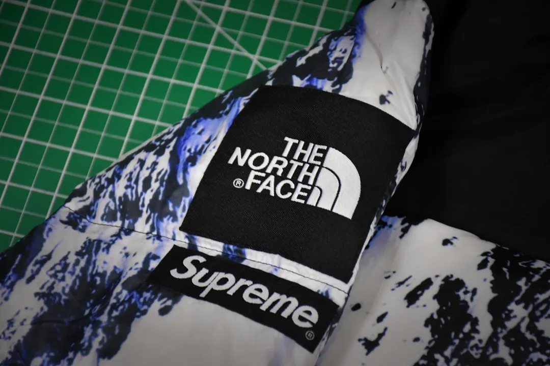 MX116💰p850 MAX/Top version Exclusive quality on the entire network ZP player designated version Supreme x THE NORTH FACE 17FW Mountain Baltoro Jacket Snow mountain down jacket 1. Original factory customized windproof and waterproof fabric (waterproof + water-repellent process Note! Waterproof and water-repellent water are two concepts. This fabric is compatible with both processes) 2. Original TNF embroidery data, original effect Behringer BEKS-Y924 embroidery machine operates on the machine to achieve exactly the same effect. 3.90 white duck down filling. The overall upper body effect is consistent with YB. 4. Printing. The whole body adopts Israeli Kornit Paradigm technology. The perfect alignment details of the whole body are impeccable. Storage hat. Collar down filling. Correct accessories. Collar label/wash/ Size: S~XL