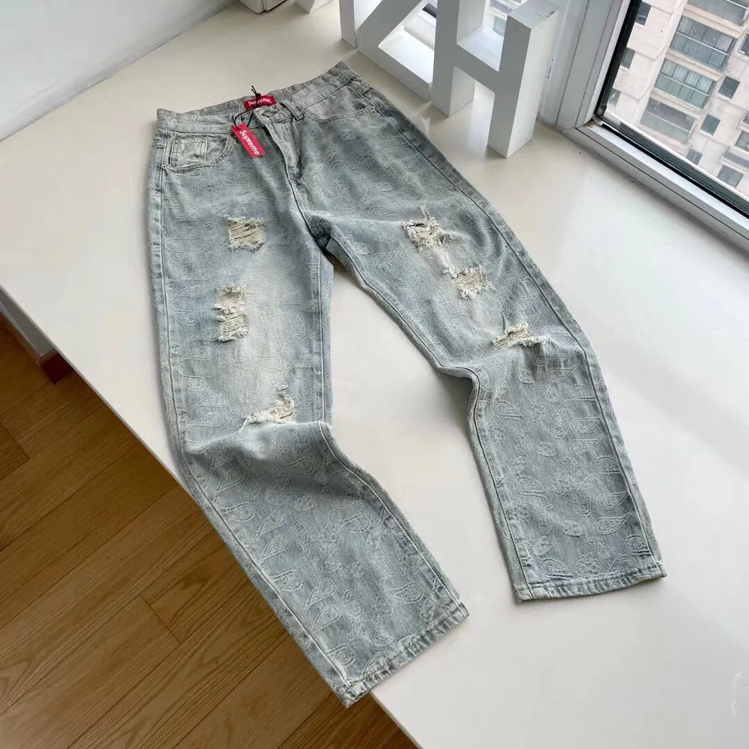 P186 Supreme 2022 new all-over printed jacquard distressed cashew flower straight ripped jeans. Tops for all major trendsetters. Same style as Cai Xukun and Jay Chou. Supreme was founded as a famous street art brand in the United States in 1994. This classic logo with white letters and red background has really spread all over the streets. Everything can be used. Supreme is not just talk. Supreme has always insisted on local production. Although it is a little expensive, it is more reliable. The earliest items, such as simple hats and short sleeves, were spread by word of mouth in the skateboarding circle. Today, all kinds of items are popular as long as they have a sup label. Among them, there are many items with cashew flower elements, such as the 2020 denim jacket and jeans. The 2019 joint series is really a hit. This year’s new jeans are super awesome. The fabric restores the original jacquard process. After washing, it is fully printed jacquard. A variety of warp and weft jacquard makes the effect very full, and multiple frayed cat whiskers are used. These are really amazing pants. I really like the feeling of slight accumulation on the trouser legs. I won’t say more about washing. The real thing is king! The counter accessories are complete with three standards, everyone! Just rush and that's it!  Color: distressed blue Size: M～XXL M waist 74 hips 112 pants length 100 L waist 93 hips 116 pants length 101 XL waist 82 hips 120 pants length 102 2XL waist 86 hips 114 pants length 104