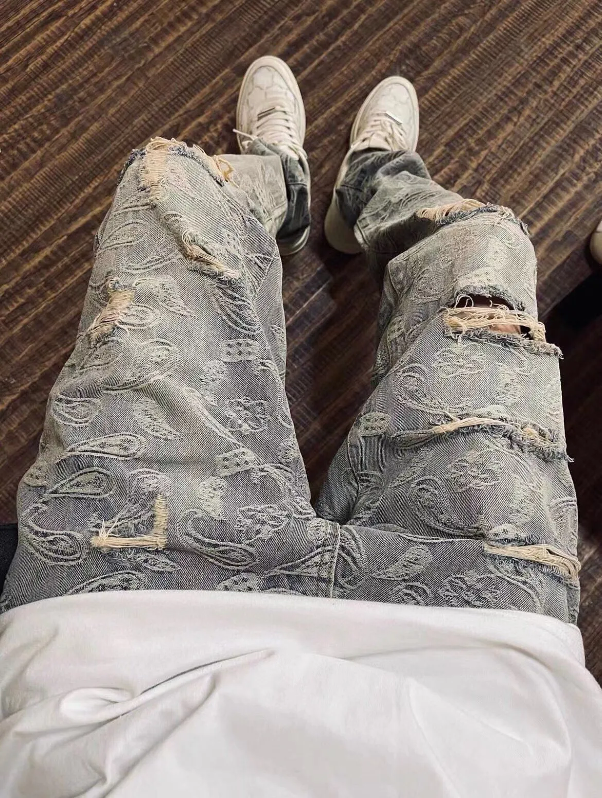 P186 Supreme 2022 new all-over printed jacquard distressed cashew flower straight ripped jeans. Tops for all major trendsetters. Same style as Cai Xukun and Jay Chou. Supreme was founded as a famous street art brand in the United States in 1994. This classic logo with white letters and red background has really spread all over the streets. Everything can be used. Supreme is not just talk. Supreme has always insisted on local production. Although it is a little expensive, it is more reliable. The earliest items, such as simple hats and short sleeves, were spread by word of mouth in the skateboarding circle. Today, all kinds of items are popular as long as they have a sup label. Among them, there are many items with cashew flower elements, such as the 2020 denim jacket and jeans. The 2019 joint series is really a hit. This year’s new jeans are super awesome. The fabric restores the original jacquard process. After washing, it is fully printed jacquard. A variety of warp and weft jacquard makes the effect very full, and multiple frayed cat whiskers are used. These are really amazing pants. I really like the feeling of slight accumulation on the trouser legs. I won’t say more about washing. The real thing is king! The counter accessories are complete with three standards, everyone! Just rush and that's it!  Color: distressed blue Size: M～XXL M waist 74 hips 112 pants length 100 L waist 93 hips 116 pants length 101 XL waist 82 hips 120 pants length 102 2XL waist 86 hips 114 pants length 104