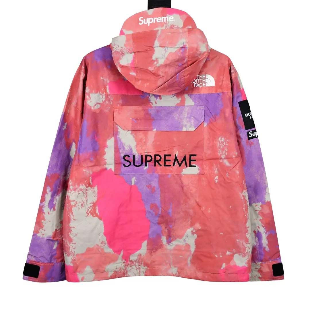 🅿️700 MX07 MAX/top version, exclusive quality on the entire network, ZP player designated version, Supreme SS20 Week 13 x TNF Cargo Jacket, joint North Face multi-pocket jacket, a true jacket, waterproof, windproof, breathable and warm. 1. In order to perfectly restore the original version, the fabric uses 70D*320D# which is extremely difficult and expensive to embroider. 110g/㎡ low-density nylon plain fabric. The fabric is ultra-thin, low-density and breathable. Top-grade waterproof coating is added to both the front and back sides to easily achieve the rolling effect of water droplets on a lotus leaf. The main body mesh is 95g/㎡ extra large mesh. 2. The embroidery uses the original embroidery data file. The machine uses the BEHRINGER BEKS-Y924 embroidery machine (a level higher than Tajima embroidery machine). The machine head tension is small and does little damage to the fabric. The fullness and precision of the embroidery are the best 3. The correct hangtag and the correct accessories. The resin zipper and nylon zipper are purchased from YKK Shanghai Yoshida Company. The special non-domestic standard parts are all custom-made by the foundry. The metal four-button buckle and small zipper hanging beads are all customized at 1:1. The main label and laser are all customized separately for this year's new model. The multiple bags are all folded with lengthened bag openings to achieve waterproof and anti-lost functions. The sewing work is complicated. There are many special machines for edge sealing and many pockets. The density of the fabric is sparse and you will be injured if you are not careful, so they are all produced by the same master craftsmen. Sizes: S~XL
