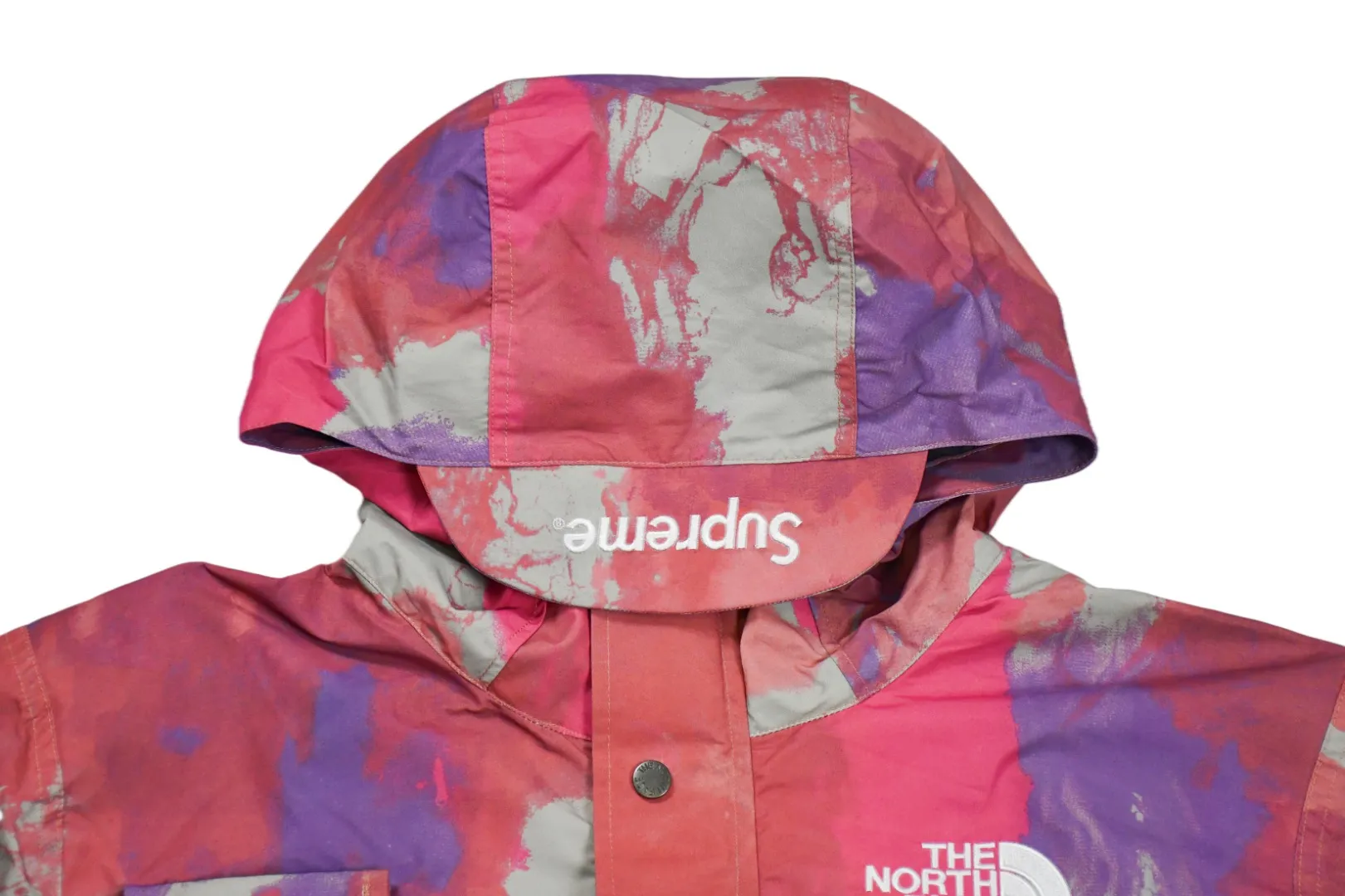 🅿️700 MX07 MAX/top version, exclusive quality on the entire network, ZP player designated version, Supreme SS20 Week 13 x TNF Cargo Jacket, joint North Face multi-pocket jacket, a true jacket, waterproof, windproof, breathable and warm. 1. In order to perfectly restore the original version, the fabric uses 70D*320D# which is extremely difficult and expensive to embroider. 110g/㎡ low-density nylon plain fabric. The fabric is ultra-thin, low-density and breathable. Top-grade waterproof coating is added to both the front and back sides to easily achieve the rolling effect of water droplets on a lotus leaf. The main body mesh is 95g/㎡ extra large mesh. 2. The embroidery uses the original embroidery data file. The machine uses the BEHRINGER BEKS-Y924 embroidery machine (a level higher than Tajima embroidery machine). The machine head tension is small and does little damage to the fabric. The fullness and precision of the embroidery are the best 3. The correct hangtag and the correct accessories. The resin zipper and nylon zipper are purchased from YKK Shanghai Yoshida Company. The special non-domestic standard parts are all custom-made by the foundry. The metal four-button buckle and small zipper hanging beads are all customized at 1:1. The main label and laser are all customized separately for this year's new model. The multiple bags are all folded with lengthened bag openings to achieve waterproof and anti-lost functions. The sewing work is complicated. There are many special machines for edge sealing and many pockets. The density of the fabric is sparse and you will be injured if you are not careful, so they are all produced by the same master craftsmen. Sizes: S~XL