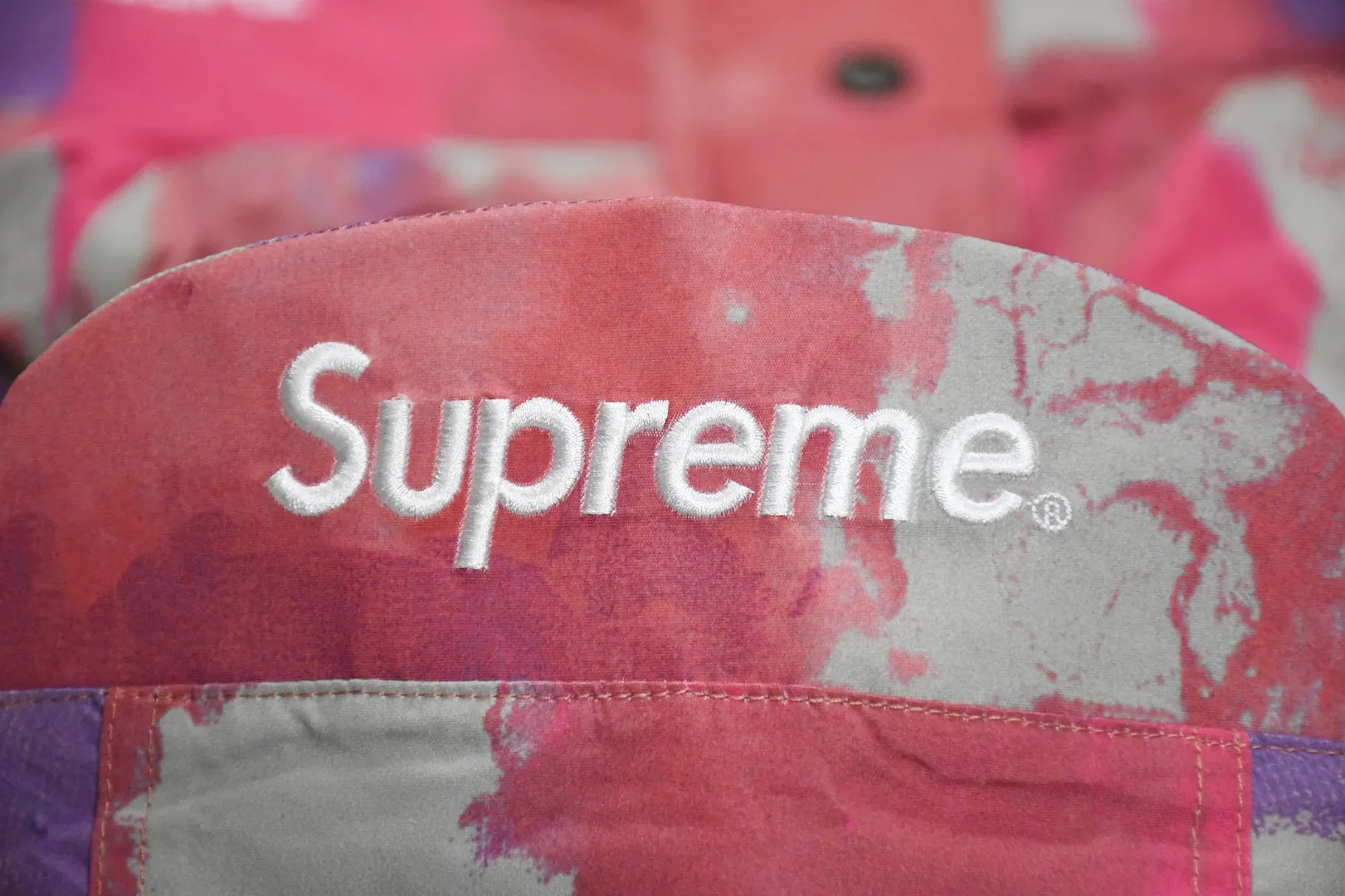 🅿️700 MX07 MAX/top version, exclusive quality on the entire network, ZP player designated version, Supreme SS20 Week 13 x TNF Cargo Jacket, joint North Face multi-pocket jacket, a true jacket, waterproof, windproof, breathable and warm. 1. In order to perfectly restore the original version, the fabric uses 70D*320D# which is extremely difficult and expensive to embroider. 110g/㎡ low-density nylon plain fabric. The fabric is ultra-thin, low-density and breathable. Top-grade waterproof coating is added to both the front and back sides to easily achieve the rolling effect of water droplets on a lotus leaf. The main body mesh is 95g/㎡ extra large mesh. 2. The embroidery uses the original embroidery data file. The machine uses the BEHRINGER BEKS-Y924 embroidery machine (a level higher than Tajima embroidery machine). The machine head tension is small and does little damage to the fabric. The fullness and precision of the embroidery are the best 3. The correct hangtag and the correct accessories. The resin zipper and nylon zipper are purchased from YKK Shanghai Yoshida Company. The special non-domestic standard parts are all custom-made by the foundry. The metal four-button buckle and small zipper hanging beads are all customized at 1:1. The main label and laser are all customized separately for this year's new model. The multiple bags are all folded with lengthened bag openings to achieve waterproof and anti-lost functions. The sewing work is complicated. There are many special machines for edge sealing and many pockets. The density of the fabric is sparse and you will be injured if you are not careful, so they are all produced by the same master craftsmen. Sizes: S~XL