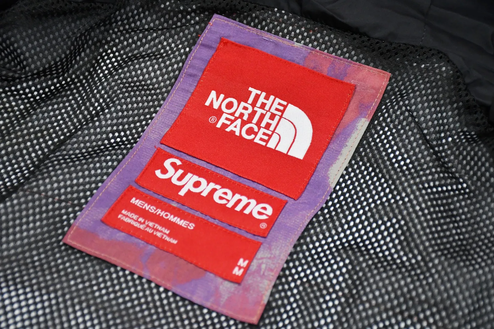 🅿️700 MX07 MAX/top version, exclusive quality on the entire network, ZP player designated version, Supreme SS20 Week 13 x TNF Cargo Jacket, joint North Face multi-pocket jacket, a true jacket, waterproof, windproof, breathable and warm. 1. In order to perfectly restore the original version, the fabric uses 70D*320D# which is extremely difficult and expensive to embroider. 110g/㎡ low-density nylon plain fabric. The fabric is ultra-thin, low-density and breathable. Top-grade waterproof coating is added to both the front and back sides to easily achieve the rolling effect of water droplets on a lotus leaf. The main body mesh is 95g/㎡ extra large mesh. 2. The embroidery uses the original embroidery data file. The machine uses the BEHRINGER BEKS-Y924 embroidery machine (a level higher than Tajima embroidery machine). The machine head tension is small and does little damage to the fabric. The fullness and precision of the embroidery are the best 3. The correct hangtag and the correct accessories. The resin zipper and nylon zipper are purchased from YKK Shanghai Yoshida Company. The special non-domestic standard parts are all custom-made by the foundry. The metal four-button buckle and small zipper hanging beads are all customized at 1:1. The main label and laser are all customized separately for this year's new model. The multiple bags are all folded with lengthened bag openings to achieve waterproof and anti-lost functions. The sewing work is complicated. There are many special machines for edge sealing and many pockets. The density of the fabric is sparse and you will be injured if you are not careful, so they are all produced by the same master craftsmen. Sizes: S~XL
