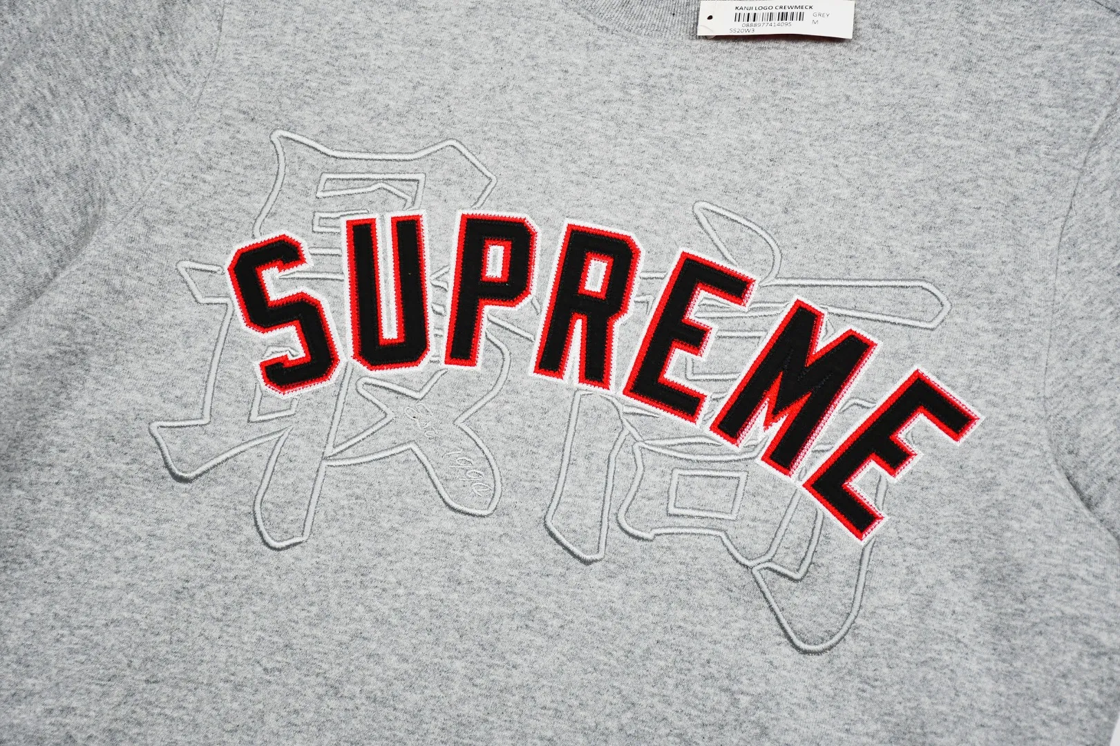 S462💰p290 Top version Supreme 20SS Kanji Logo Crewneck Supreme embroidered fleece crewneck sweatshirt. For those of us who focus on top Supreme, this sweatshirt is naturally available. ZP purchase and pattern making operation 1. Fabric: ZP testing, custom weaving and dyeing, pure cotton 460G plus velvet main fabric, horizontal cutting, side stitching 520G 2X2 thread 2. Embroidery: embroidery equipment Behringer BEKS-Y924 machine is used (a level higher than Tajima embroidery machine). The thickness, saturation and size of the embroidery are all consistent. 3. Sewing process: Four-needle and six-thread boneless splicing technology is used in twelve places on the whole garment. Processed by a senior foreign trade factory (cannot be done by ordinary factories) 4. Hem and cuffs: all use 520G non-elastic threads (low-end goods use elastic threads, causing the hem and cuffs to appear wavy) 5. Customized ZP main label/wash water label/tag/packaging bag (equipped with extra large thickened handbag) Size: S~XL