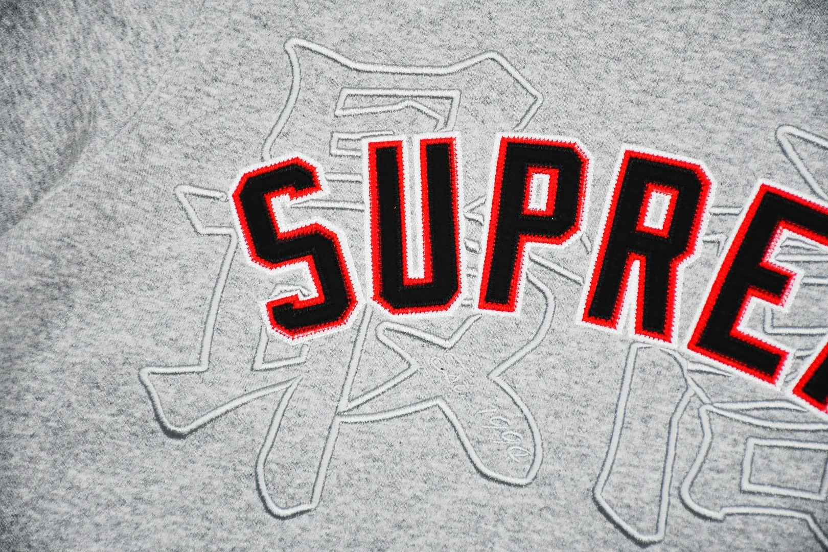 S462💰p290 Top version Supreme 20SS Kanji Logo Crewneck Supreme embroidered fleece crewneck sweatshirt. For those of us who focus on top Supreme, this sweatshirt is naturally available. ZP purchase and pattern making operation 1. Fabric: ZP testing, custom weaving and dyeing, pure cotton 460G plus velvet main fabric, horizontal cutting, side stitching 520G 2X2 thread 2. Embroidery: embroidery equipment Behringer BEKS-Y924 machine is used (a level higher than Tajima embroidery machine). The thickness, saturation and size of the embroidery are all consistent. 3. Sewing process: Four-needle and six-thread boneless splicing technology is used in twelve places on the whole garment. Processed by a senior foreign trade factory (cannot be done by ordinary factories) 4. Hem and cuffs: all use 520G non-elastic threads (low-end goods use elastic threads, causing the hem and cuffs to appear wavy) 5. Customized ZP main label/wash water label/tag/packaging bag (equipped with extra large thickened handbag) Size: S~XL