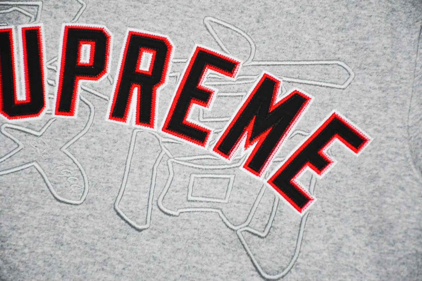 S462💰p290 Top version Supreme 20SS Kanji Logo Crewneck Supreme embroidered fleece crewneck sweatshirt. For those of us who focus on top Supreme, this sweatshirt is naturally available. ZP purchase and pattern making operation 1. Fabric: ZP testing, custom weaving and dyeing, pure cotton 460G plus velvet main fabric, horizontal cutting, side stitching 520G 2X2 thread 2. Embroidery: embroidery equipment Behringer BEKS-Y924 machine is used (a level higher than Tajima embroidery machine). The thickness, saturation and size of the embroidery are all consistent. 3. Sewing process: Four-needle and six-thread boneless splicing technology is used in twelve places on the whole garment. Processed by a senior foreign trade factory (cannot be done by ordinary factories) 4. Hem and cuffs: all use 520G non-elastic threads (low-end goods use elastic threads, causing the hem and cuffs to appear wavy) 5. Customized ZP main label/wash water label/tag/packaging bag (equipped with extra large thickened handbag) Size: S~XL