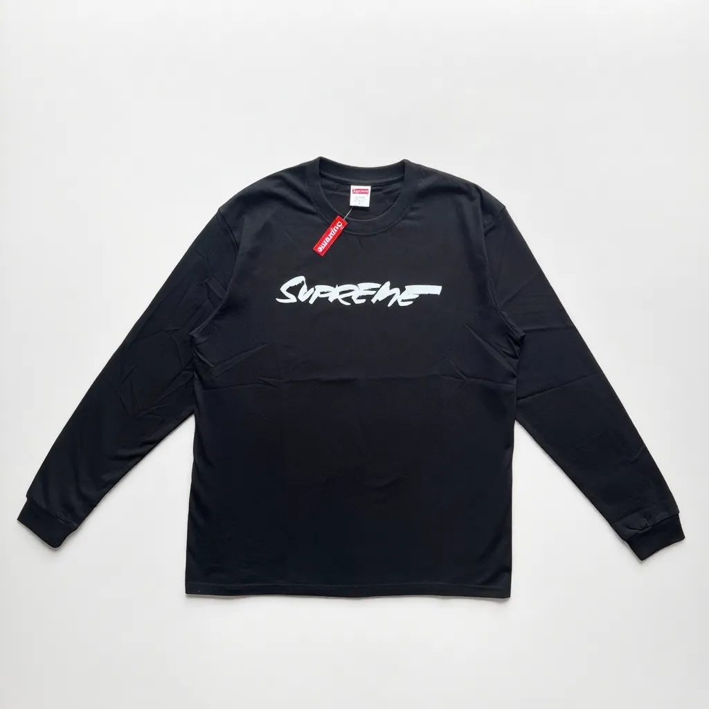 P140 Supreme Logo English letter printed round neck long-sleeved T-shirt, same style for men and women, using cylindrical seamless technology (original technology, there are no stitching bones on the side of the clothes, key points of identification) Fabric: All custom-woven and dyed, 280g weight, 100% cotton, cylindrical cloth, cylindrical cloth is knitted fabric woven with a cylinder loom, the needles are distributed in a cylindrical shape on the fuselage, the gray fabric is a large cylinder, it needs to be opened and shaped before further use That is, there are no slits on the sides of the clothes, and there is no washing label on the side of ordinary short-sleeved shirts. There is only one collar label behind the neck, so the shape is very correct and not easy to deform (color: black and white)