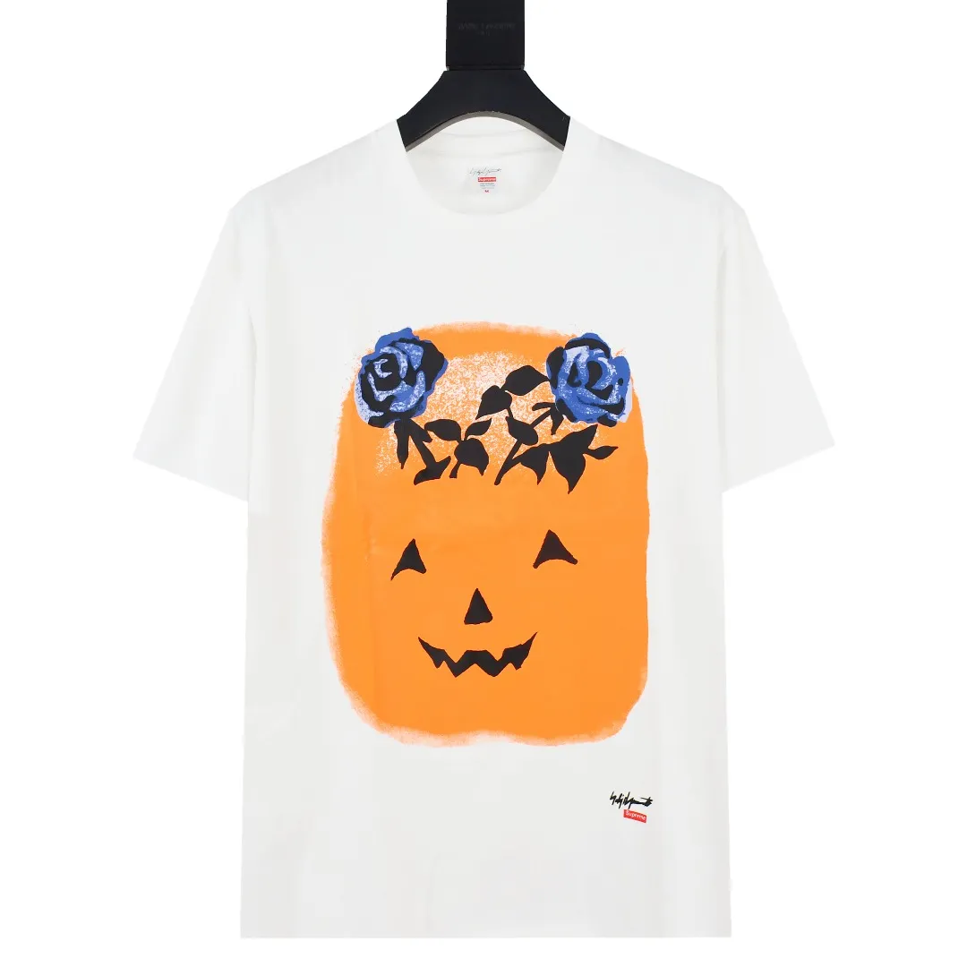 🅿️130 S109 Supreme 22FW Yohji Yamamoto Pumpkin Tee Yamamoto Yohji co-branded pumpkin short-sleeved T-shirt. Refuse to look at pictures to make goods. Refuse to compare wrong versions. Use cylindrical seamless technology (original technology, there are no stitched bones on the side of the clothes, key points of identification) The fabrics are all custom-woven and dyed, 280g weight, 100% cotton, cylindrical fabric. Cylindrical fabric is a knitted fabric woven with a cylinder loom. The needles are distributed in a cylindrical shape on the fuselage. The gray fabric is a large cylinder, which needs to be opened and shaped before it can be used further. There are no slits on the side of the clothes, so there is no washing label on the side of ordinary short-sleeves. There is only one collar label behind the neck. The printing uses thermosetting ink printing imported from Belgium, also known as plastic ink, or self-adhesive ink. Its ingredients are: mainly composed of polyvinyl chloride (PVC) and phthalates, including PVC and phthalates, color fixing agents, and stabilizers. The thermosetting ink is composed of a mixture of agents and thickeners, which is not the digital direct printing advertised on the market. The printing texture of thermosetting ink is unachievable by digital direct printing. The collar label has a watermark anti-counterfeiting effect, a real anti-counterfeiting layer, a version with a high probability of passing the inspection, and the original packaging picture has a high probability of passing the test. Size：S-XL