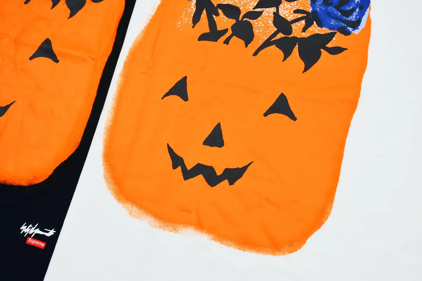 🅿️130 S109 Supreme 22FW Yohji Yamamoto Pumpkin Tee Yamamoto Yohji co-branded pumpkin short-sleeved T-shirt. Refuse to look at pictures to make goods. Refuse to compare wrong versions. Use cylindrical seamless technology (original technology, there are no stitched bones on the side of the clothes, key points of identification) The fabrics are all custom-woven and dyed, 280g weight, 100% cotton, cylindrical fabric. Cylindrical fabric is a knitted fabric woven with a cylinder loom. The needles are distributed in a cylindrical shape on the fuselage. The gray fabric is a large cylinder, which needs to be opened and shaped before it can be used further. There are no slits on the side of the clothes, so there is no washing label on the side of ordinary short-sleeves. There is only one collar label behind the neck. The printing uses thermosetting ink printing imported from Belgium, also known as plastic ink, or self-adhesive ink. Its ingredients are: mainly composed of polyvinyl chloride (PVC) and phthalates, including PVC and phthalates, color fixing agents, and stabilizers. The thermosetting ink is composed of a mixture of agents and thickeners, which is not the digital direct printing advertised on the market. The printing texture of thermosetting ink is unachievable by digital direct printing. The collar label has a watermark anti-counterfeiting effect, a real anti-counterfeiting layer, a version with a high probability of passing the inspection, and the original packaging picture has a high probability of passing the test. Size：S-XL