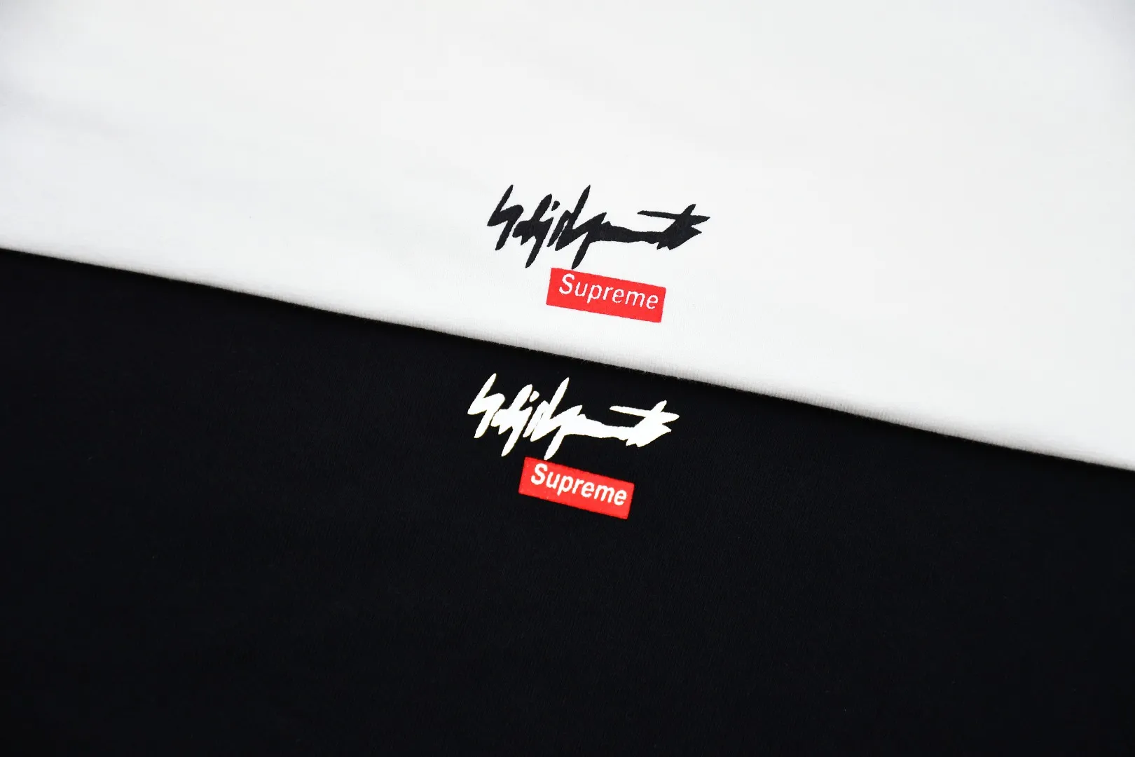 🅿️130 S109 Supreme 22FW Yohji Yamamoto Pumpkin Tee Yamamoto Yohji co-branded pumpkin short-sleeved T-shirt. Refuse to look at pictures to make goods. Refuse to compare wrong versions. Use cylindrical seamless technology (original technology, there are no stitched bones on the side of the clothes, key points of identification) The fabrics are all custom-woven and dyed, 280g weight, 100% cotton, cylindrical fabric. Cylindrical fabric is a knitted fabric woven with a cylinder loom. The needles are distributed in a cylindrical shape on the fuselage. The gray fabric is a large cylinder, which needs to be opened and shaped before it can be used further. There are no slits on the side of the clothes, so there is no washing label on the side of ordinary short-sleeves. There is only one collar label behind the neck. The printing uses thermosetting ink printing imported from Belgium, also known as plastic ink, or self-adhesive ink. Its ingredients are: mainly composed of polyvinyl chloride (PVC) and phthalates, including PVC and phthalates, color fixing agents, and stabilizers. The thermosetting ink is composed of a mixture of agents and thickeners, which is not the digital direct printing advertised on the market. The printing texture of thermosetting ink is unachievable by digital direct printing. The collar label has a watermark anti-counterfeiting effect, a real anti-counterfeiting layer, a version with a high probability of passing the inspection, and the original packaging picture has a high probability of passing the test. Size：S-XL