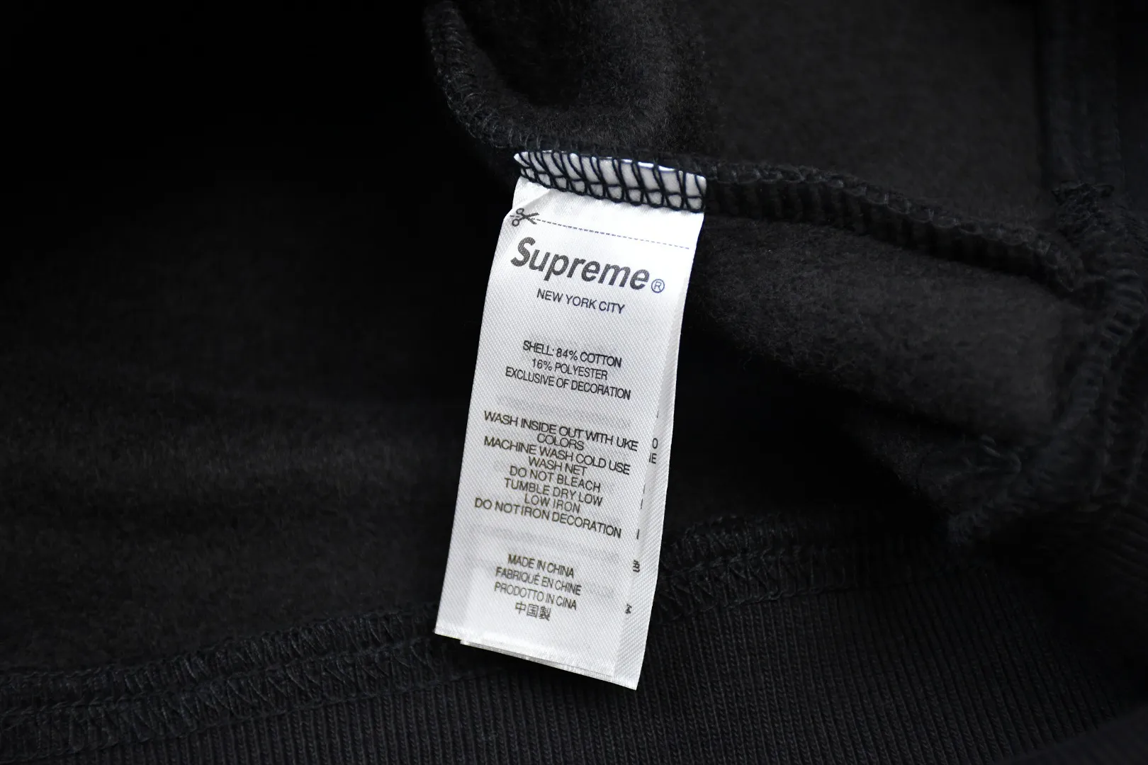 S564💰p260 Top version SUPREME®/THRASHER® CREWNECK FW24 flame co-branded character printed round neck velvet sweatshirt 1. Fabric: ZP testing, custom weaving and dyeing, pure cotton 460G plus velvet main fabric, horizontal cutting 520G 2X2 thread 2. Printing: Printing uses thermoset ink printing, also known as plastic ink, or self-adhesive ink. Its ingredients are: mainly composed of polyvinyl chloride (PVC) and phthalates. PVC and phthalates, color fixing agents, stabilizers, and thickeners are mixed to form thermoset ink. It is not the digital direct printing advertised on the market. The printing texture of thermoset ink cannot be achieved by digital direct printing. 3. Sewing process: Twelve places of the whole garment are made of boneless splicing technology, processed by experienced foreign trade factories (ordinary factories cannot do it) 4. Hem and cuffs: all use 520G inelastic threads (low-end products use elastic threads to cause the hem and cuffs to appear wavy) 5. Customized ZP main label/wash water label/hangtag/packaging bag (equipped with an extra-large thickened handbag) Size: S~XL