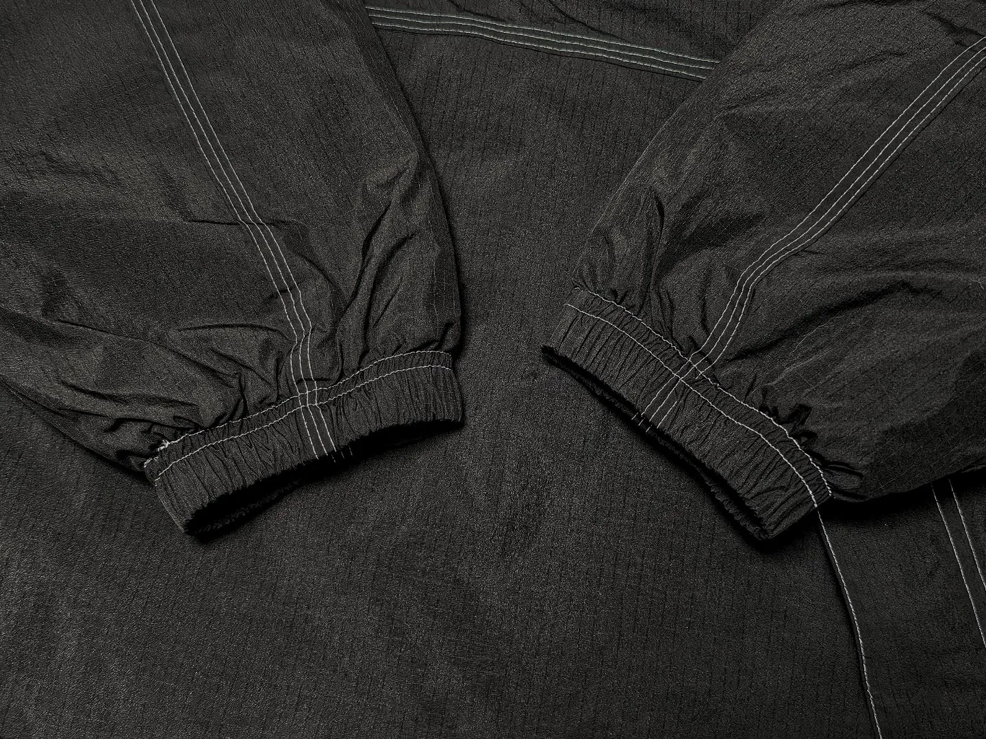 S626💰p600 top version Supreme 3. Sewing process: Twelve places of the whole garment are made of four-needle and six-thread boneless splicing technology. Processed by a senior foreign trade factory (ordinary factories cannot do it) 4. Customized ZP main label/wash water label/tag/zipper/packaging bag (equipped with an extra-large thickened handbag) Color: Black Gradient Size: S/M/L/XL