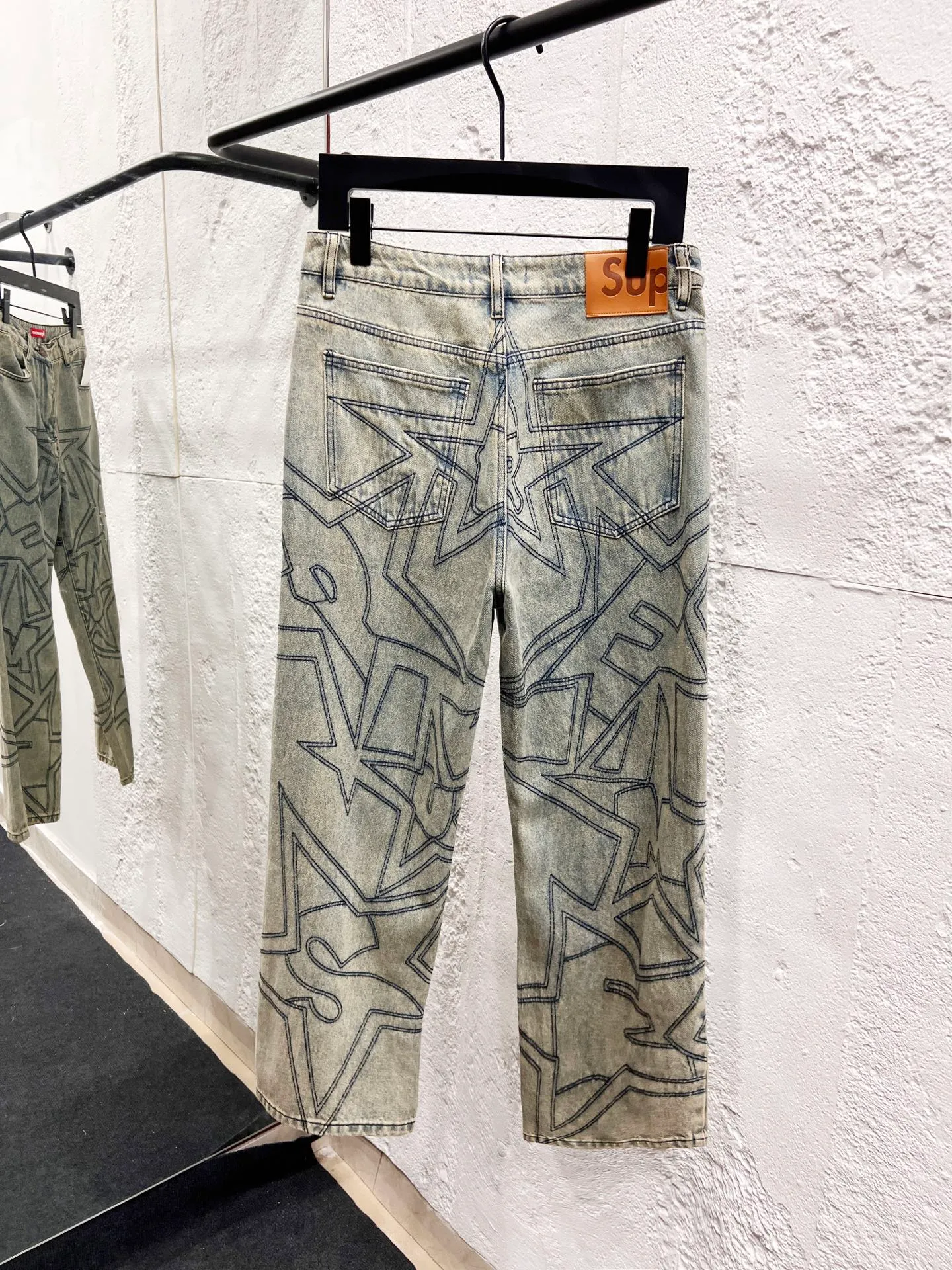 🅿️280 Style No.: H940 Supreme SS25 star topstitched casual loose denim jeans, same style for men and women, top ceiling quality, styles with different wash textures, very friendly to people with thin legs and thick legs, straight and slim fit, very flattering leg shape, timeless moderate length, easy to match with, basic styling for various styles, a must-have in the wardrobe! The fabric is stiff but also makes the upper body soft without losing texture. The washing process is even more perfect. It is a must-have item for everyone! ! ! Washed wheat, hang tag, pants label, three labels complete Color: yellow Size: 30, 32, 34, 36