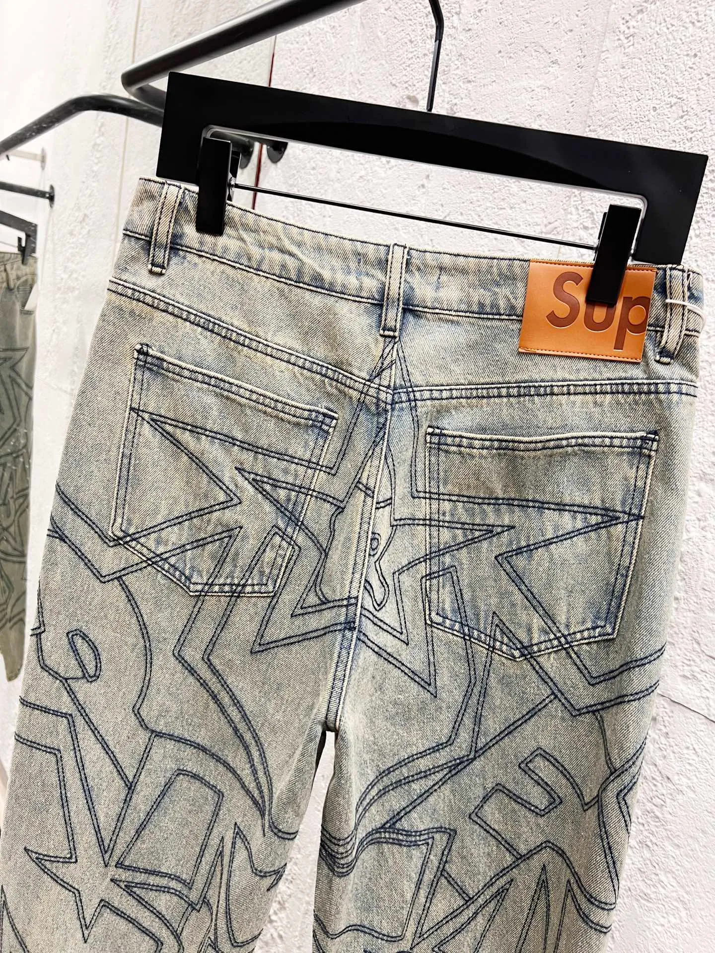 🅿️280 Style No.: H940 Supreme SS25 star topstitched casual loose denim jeans, same style for men and women, top ceiling quality, styles with different wash textures, very friendly to people with thin legs and thick legs, straight and slim fit, very flattering leg shape, timeless moderate length, easy to match with, basic styling for various styles, a must-have in the wardrobe! The fabric is stiff but also makes the upper body soft without losing texture. The washing process is even more perfect. It is a must-have item for everyone! ! ! Washed wheat, hang tag, pants label, three labels complete Color: yellow Size: 30, 32, 34, 36