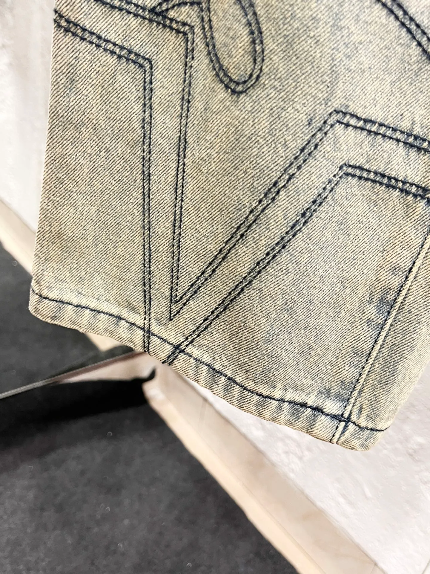 🅿️280 Style No.: H940 Supreme SS25 star topstitched casual loose denim jeans, same style for men and women, top ceiling quality, styles with different wash textures, very friendly to people with thin legs and thick legs, straight and slim fit, very flattering leg shape, timeless moderate length, easy to match with, basic styling for various styles, a must-have in the wardrobe! The fabric is stiff but also makes the upper body soft without losing texture. The washing process is even more perfect. It is a must-have item for everyone! ! ! Washed wheat, hang tag, pants label, three labels complete Color: yellow Size: 30, 32, 34, 36