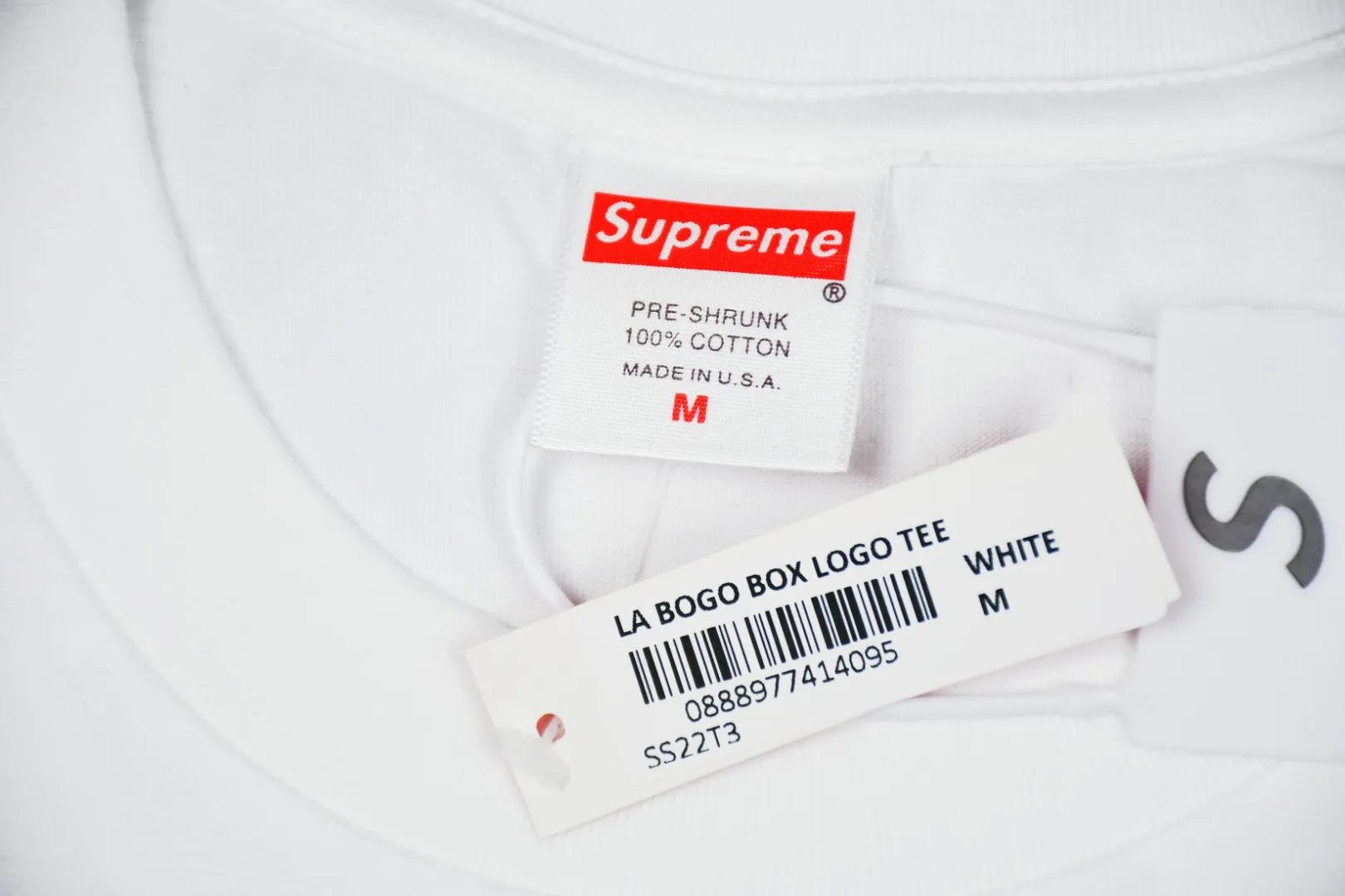 S206💰p130 Top version Supreme 23ss LA Los Angeles opening limited Bogo Box Logo short-sleeved T-shirt. For those of us who focus on top-level Sup products, this short-sleeved one is naturally available. It adopts cylindrical seamless technology (original technology, there are no stitched bones on the side of the clothes, the focus of identification) The fabrics are all custom-woven and dyed, 280g weight, 100% cotton, cylindrical fabric. Cylindrical fabric is knitted fabric woven with a cylinder loom. The needles are distributed in a cylindrical shape on the fuselage. The gray fabric is a large cylinder that needs to be opened and shaped before it can be used further. There are no slits on the side of the clothes, so there is no washing label on the side of ordinary short-sleeves. There is only one collar label behind the neck. The printing is printed with thermosetting ink, also known as plastic. Ink, or self-adhesive ink, contains ingredients: mainly composed of polyvinyl chloride (PVC) and phthalates. PVC and phthalates, fixatives, stabilizers, and thickeners are mixed to form a thermal ink. Solid ink is not the digital direct printing advertised on the market. The printing texture of thermoset ink is something that digital direct printing cannot achieve. The collar label has a watermark anti-counterfeiting effect, a real anti-counterfeiting layer, a probability of passing the version, and a high probability of passing the original packaging picture. Size：S-XL