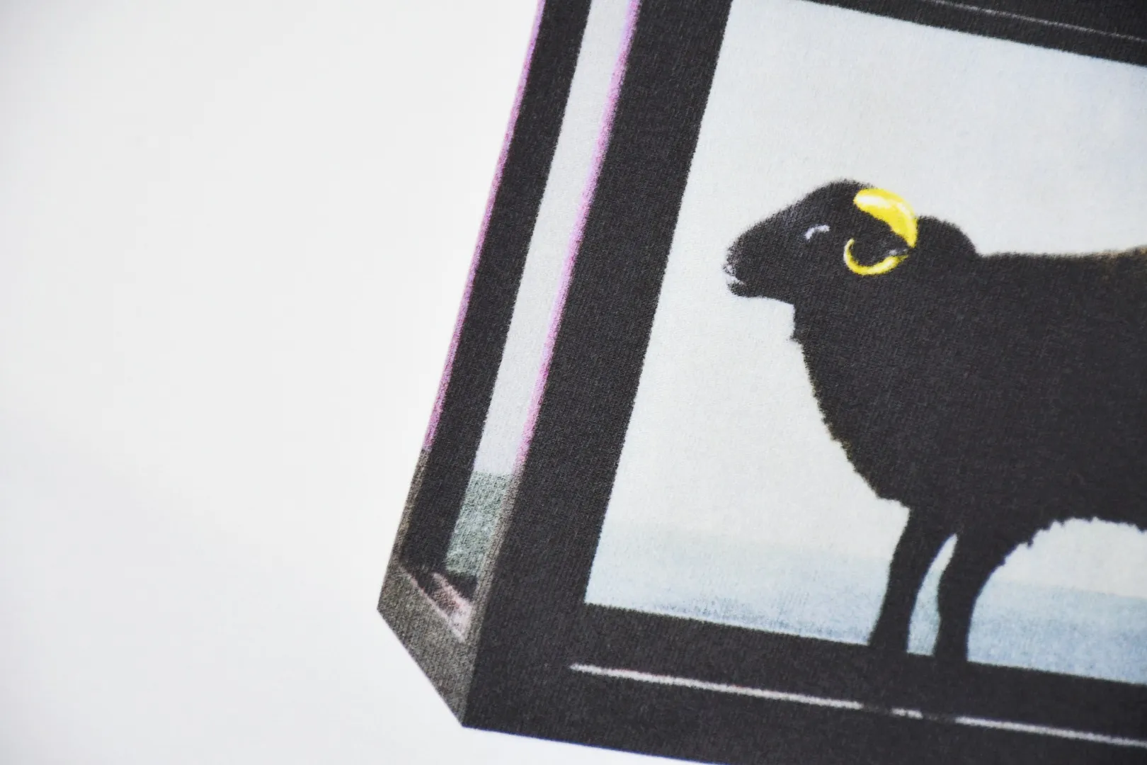 🅿️140 S195 top version Supreme 25ss Damien Hirst artist co-branded golden horned goat printed short-sleeved T-shirt. Refuse to look at pictures to make goods. Refuse to compare wrong versions. Use cylindrical seamless technology (original technology, there are no stitched bones on the side of the clothes, key points of identification) The fabrics are all custom-woven and dyed, 280g weight, 100% cotton, cylindrical fabric. Cylindrical fabric is a knitted fabric woven with a cylinder loom. The needles are distributed in a cylindrical shape on the fuselage. The gray fabric is a large cylinder, which needs to be opened and shaped before it can be used further. There are no slits on the side of the clothes, so there is no washing label on the side of ordinary short-sleeves. There is only one collar label behind the neck. The printing uses heat-setting ink printing imported from Belgium (different from conventional heat transfer printing on the market), also known as plastic ink, or self-adhesive ink. Its ingredients: mainly composed of polyvinyl chloride (PVC) and phthalates, including PVC, phthalates, and color fixing agents. , stabilizer, and thickener are mixed to form thermoset ink, which is not the digital direct printing marketed on the market. The printing texture of thermoset ink cannot be achieved by digital direct printing. The new triple collar label has a watermark anti-counterfeiting effect, a real anti-counterfeiting layer, and has a high probability of passing the approved version. The original packaging picture has a high probability of passing Size：S-XL