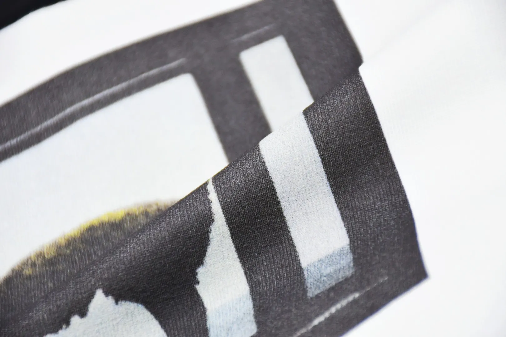 🅿️140 S195 top version Supreme 25ss Damien Hirst artist co-branded golden horned goat printed short-sleeved T-shirt. Refuse to look at pictures to make goods. Refuse to compare wrong versions. Use cylindrical seamless technology (original technology, there are no stitched bones on the side of the clothes, key points of identification) The fabrics are all custom-woven and dyed, 280g weight, 100% cotton, cylindrical fabric. Cylindrical fabric is a knitted fabric woven with a cylinder loom. The needles are distributed in a cylindrical shape on the fuselage. The gray fabric is a large cylinder, which needs to be opened and shaped before it can be used further. There are no slits on the side of the clothes, so there is no washing label on the side of ordinary short-sleeves. There is only one collar label behind the neck. The printing uses heat-setting ink printing imported from Belgium (different from conventional heat transfer printing on the market), also known as plastic ink, or self-adhesive ink. Its ingredients: mainly composed of polyvinyl chloride (PVC) and phthalates, including PVC, phthalates, and color fixing agents. , stabilizer, and thickener are mixed to form thermoset ink, which is not the digital direct printing marketed on the market. The printing texture of thermoset ink cannot be achieved by digital direct printing. The new triple collar label has a watermark anti-counterfeiting effect, a real anti-counterfeiting layer, and has a high probability of passing the approved version. The original packaging picture has a high probability of passing Size：S-XL
