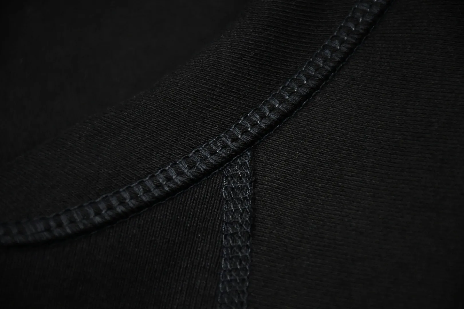 S🅿️320 202 Top version Supreme FW20 Week 15 Cross Box Logo Hooded Sweatshirt Cross embroidery hooded sweatshirt For those of us who focus on top Supreme, the cross sweatshirt is naturally available. ZP purchase and pattern making operation 1. Fabric: ZP testing, custom weaving and dyeing, pure cotton 460G plus velvet main fabric, horizontal cutting, side stitching 520G 2X2 thread 2. Embroidery: The embroidery equipment is operated by BEHRINGER BEKS-Y924 machine (a level higher than Tajima embroidery machine). The embroidery thickness, saturation and size are all consistent. 3. Sewing process: The whole garment adopts four-needle and six-thread boneless splicing technology in twelve places. It is processed by a senior foreign trade factory (ordinary factories cannot do it). 4. Hem and cuffs: all use 520G inelastic thread. (Low-end goods use elastic threads to cause the hem and cuffs to appear wavy) 5. Customized ZP main label/wash water label/hangtag/packaging bag (equipped with an extra-large thickened handbag) Size: S~XL