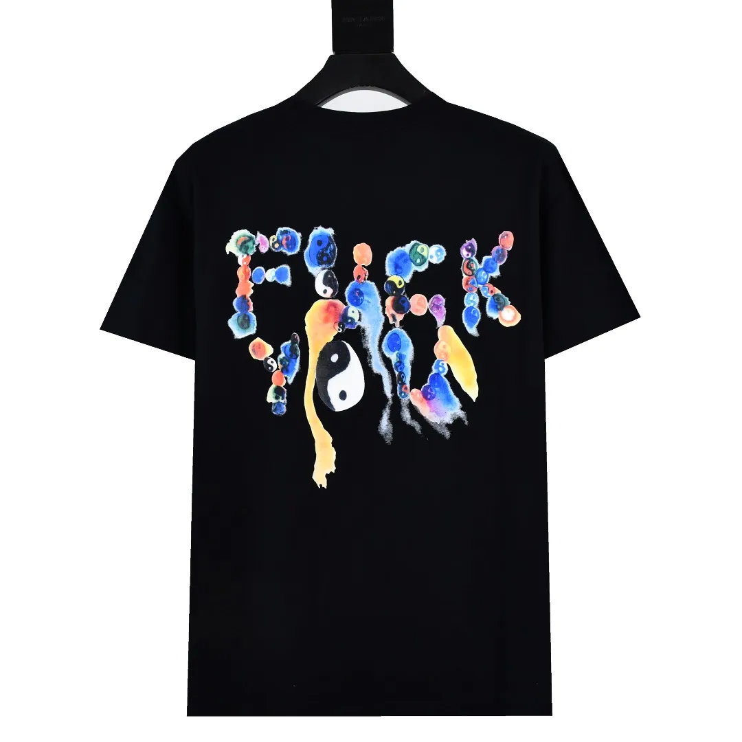 🅿️130 S153 top version Supreme 23FW YIN YANG TEE Yin Yang Tai Chi printed short-sleeved T-shirt. Refuse to look at pictures to make products. Refuse to compare wrong versions. Use cylindrical seamless technology (original technology. There are no stitched bones on the side of the clothes. Key points of identification) The fabrics are all custom-woven and dyed, 280g weight, 100% cotton, cylindrical fabric. Cylindrical fabric is a knitted fabric woven with a cylinder loom. The needles are distributed in a cylindrical shape on the fuselage. The gray fabric is a large cylinder, which needs to be opened and shaped before it can be used further. There are no slits on the side of the clothes, so there is no washing label on the side of ordinary short-sleeves. There is only one collar label behind the neck. The printing uses thermosetting ink printing imported from Belgium (different from conventional thermal transfer printing), also known as plastic ink, or self-adhesive ink. Its ingredients are: mainly composed of polyvinyl chloride (PVC) and phthalates. PVC and phthalates, solid color The thermoset ink is composed of a mixture of agents, stabilizers, and thickeners. It is not the digital direct printing advertised on the market. The printing texture of thermoset ink cannot be achieved by digital direct printing. The collar label has a watermark anti-counterfeiting effect, a real anti-counterfeiting layer, a version with a high probability of passing the inspection, and a high probability of passing the original packaging picture. Size：S-XL